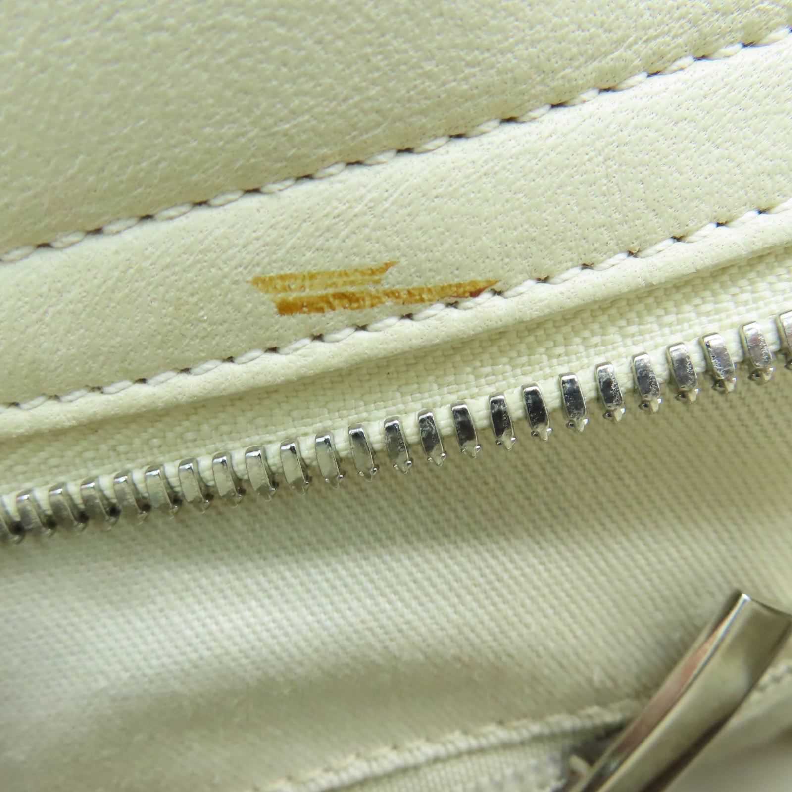 Salvatore Ferragamo 牛皮皮革Hand Bag手挽袋白色