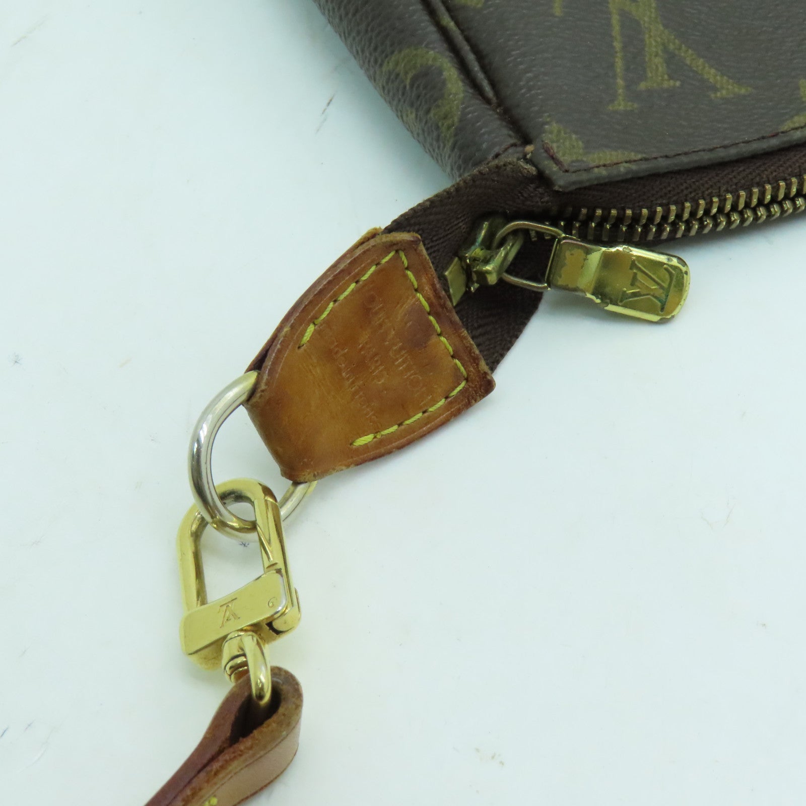 LOUIS VUITTON Monogram Pochette Accessoires金扣肩背袋棕色