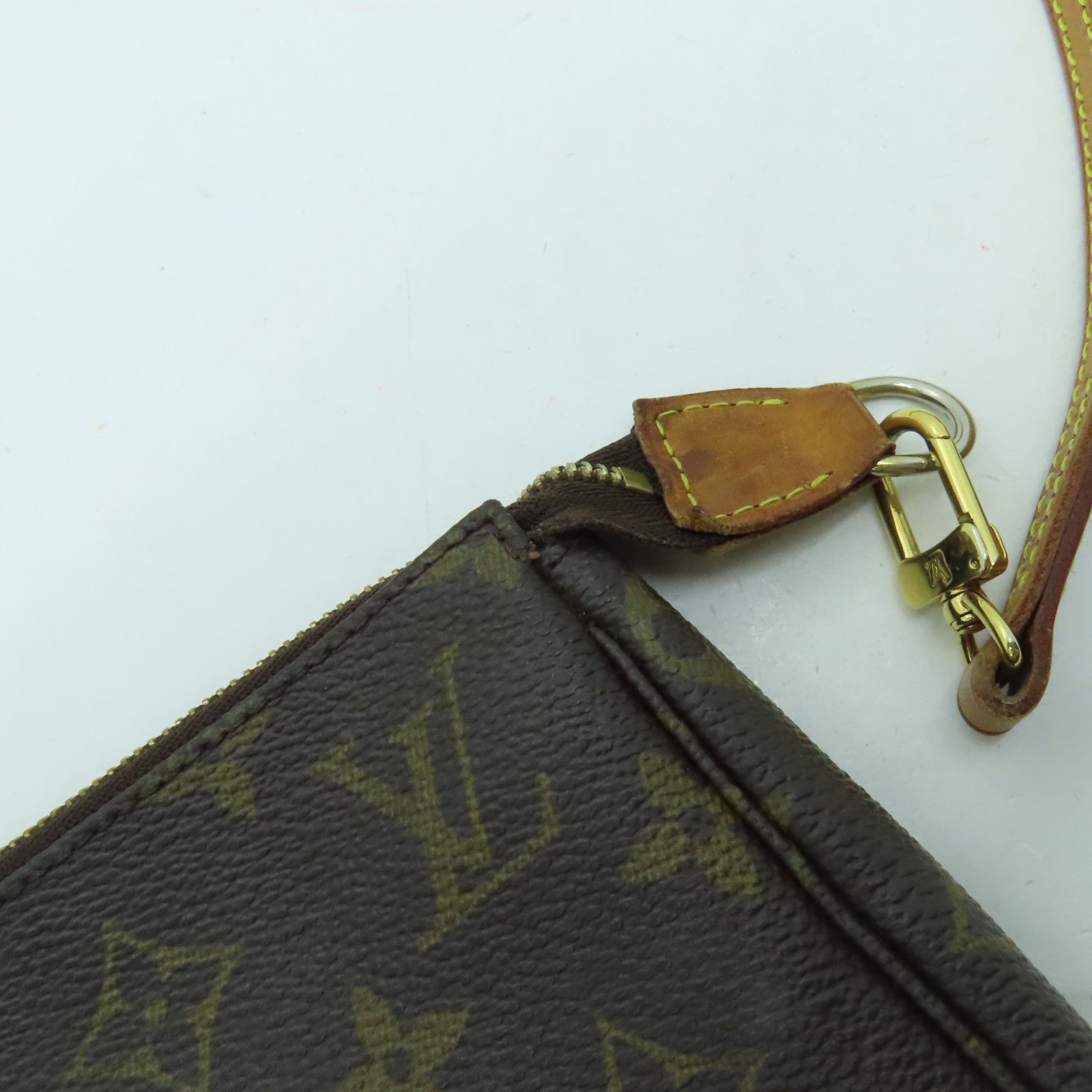 LOUIS VUITTON Monogram Pochette Accessoires金扣肩背袋棕色