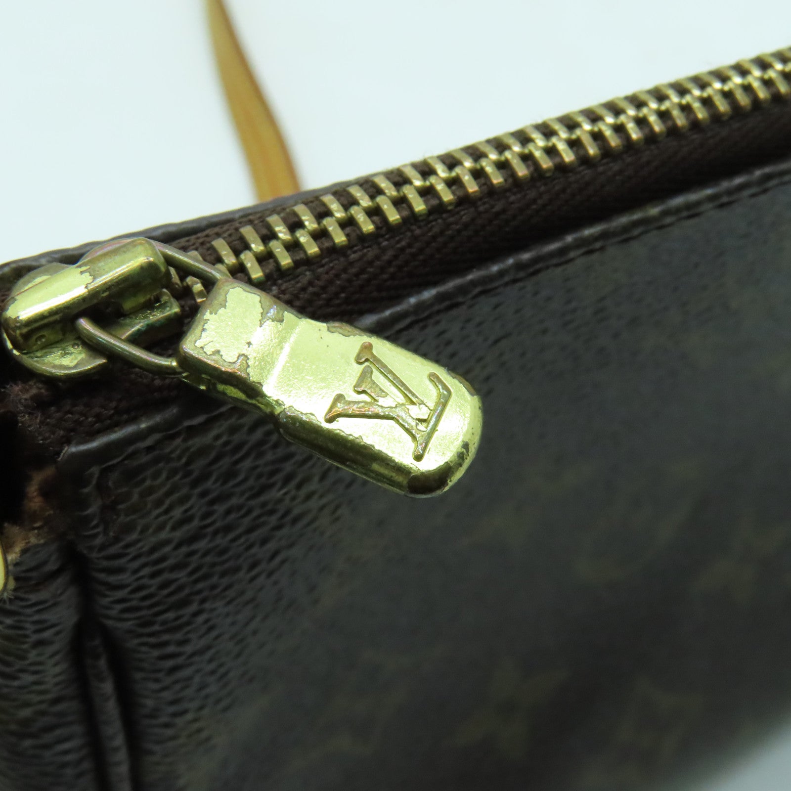 LOUIS VUITTON Monogram Pochette Accessoires金扣肩背袋棕色