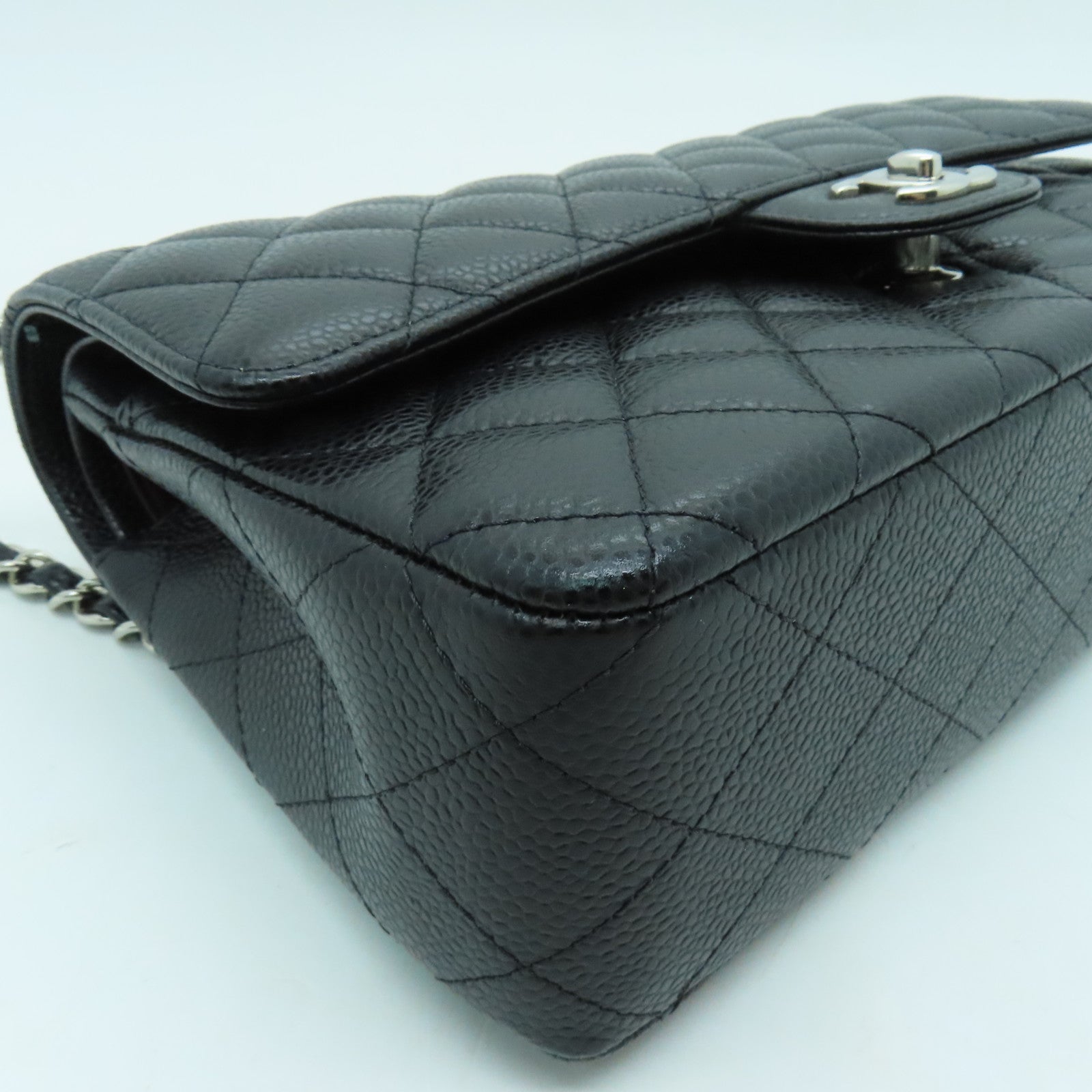 CHANEL 菱格Caviar皮革Classic 25cm银扣链带肩背袋黑色