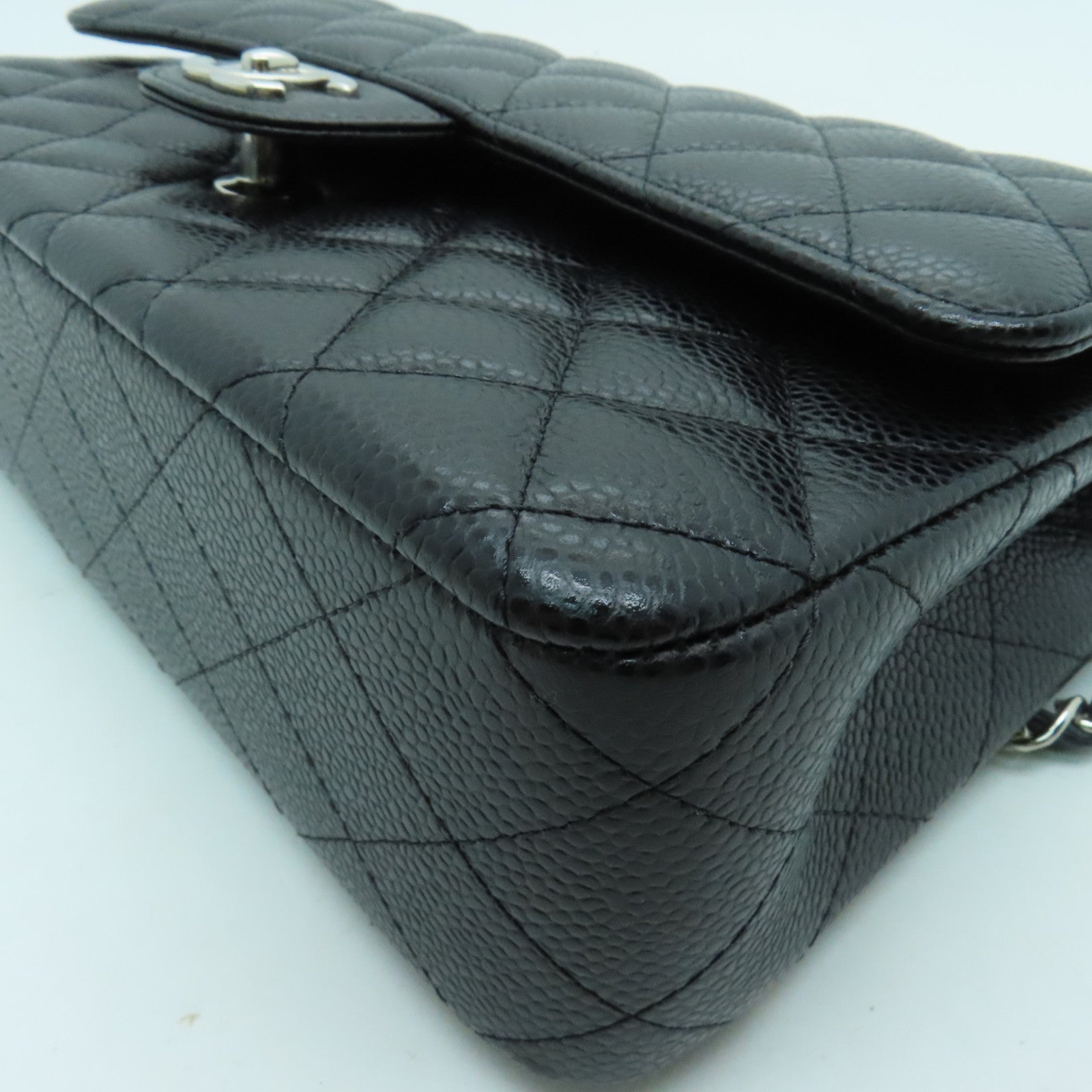 CHANEL 菱格Caviar皮革Classic 25cm银扣链带肩背袋黑色