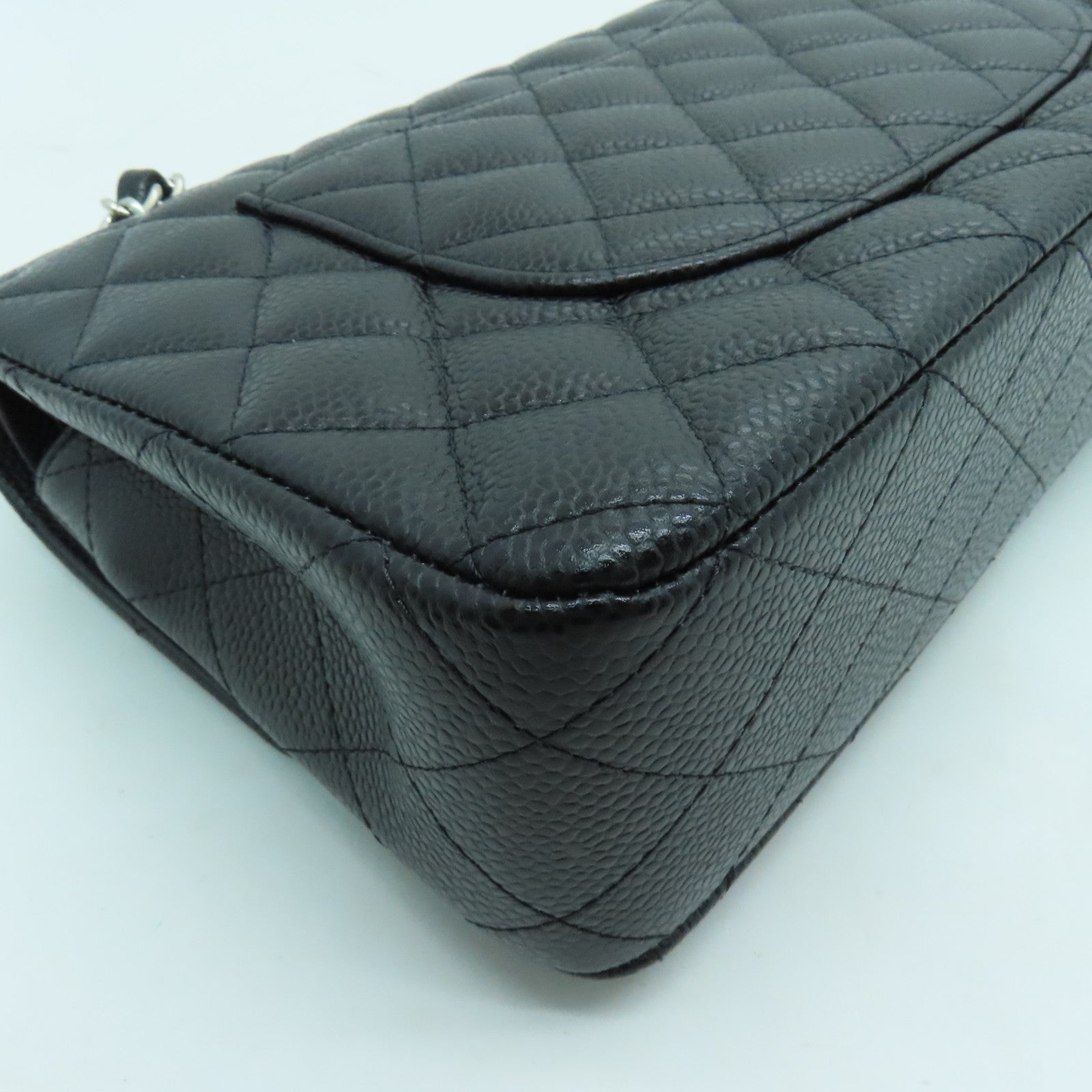 CHANEL 菱格Caviar皮革Classic 25cm银扣链带肩背袋黑色