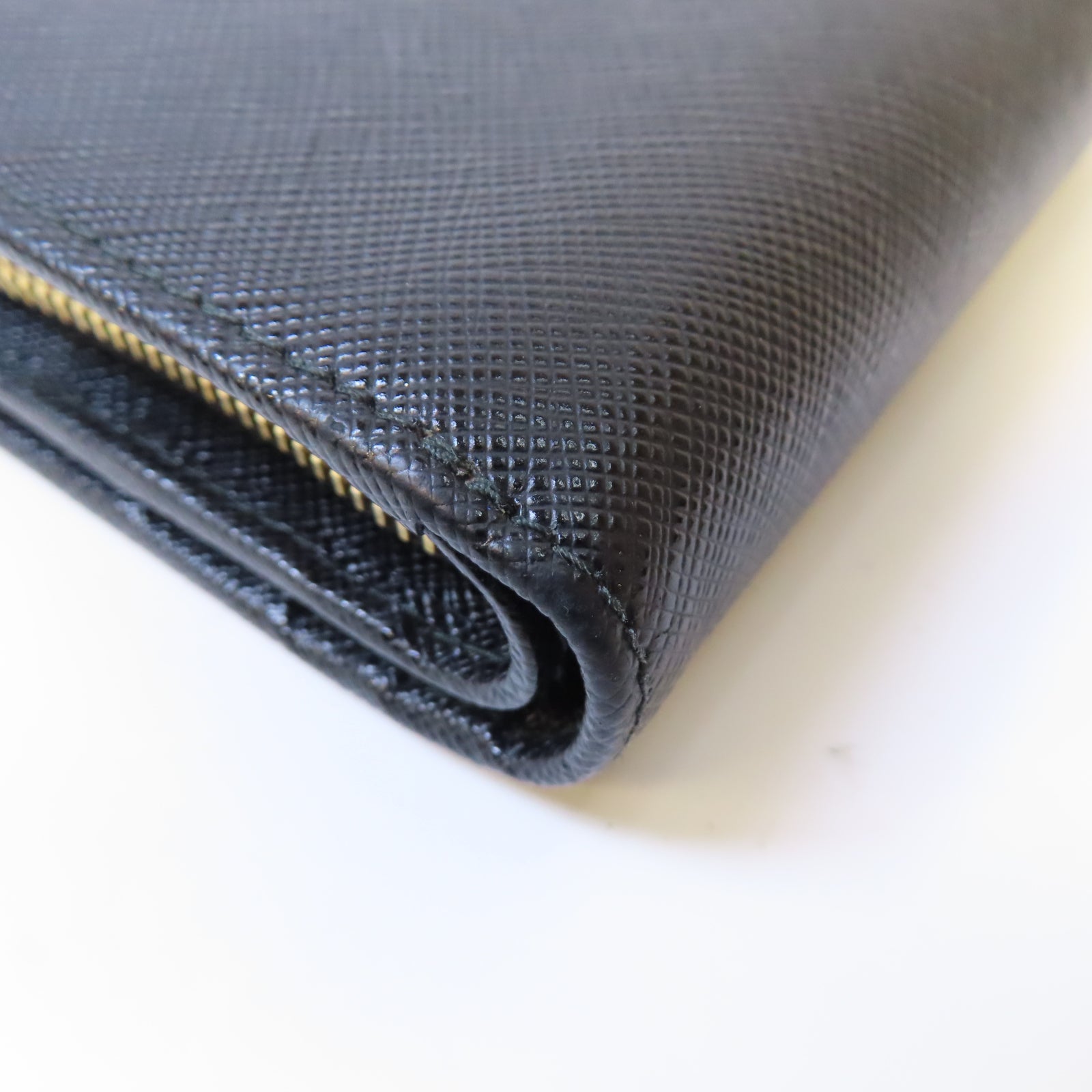 PRADA Saffiano皮革Wallet金扣錢包黑色