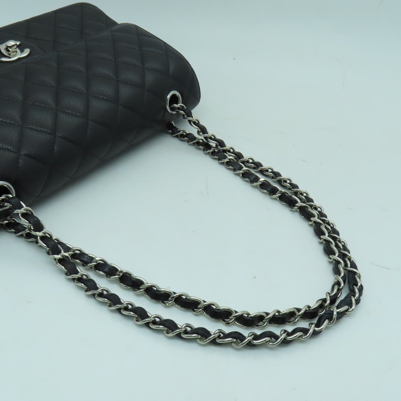 CHANEL 菱格Caviar皮革Classic 25cm银扣链带肩背袋黑色
