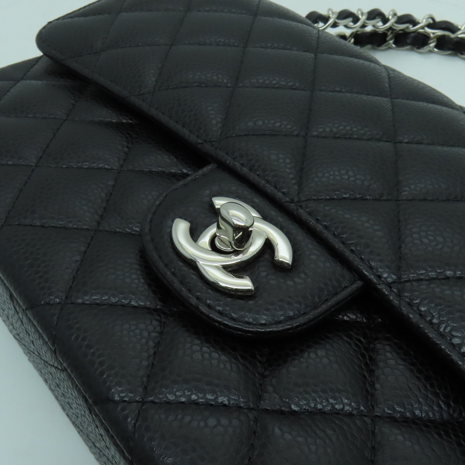 CHANEL 菱格Caviar皮革Classic 25cm银扣链带肩背袋黑色