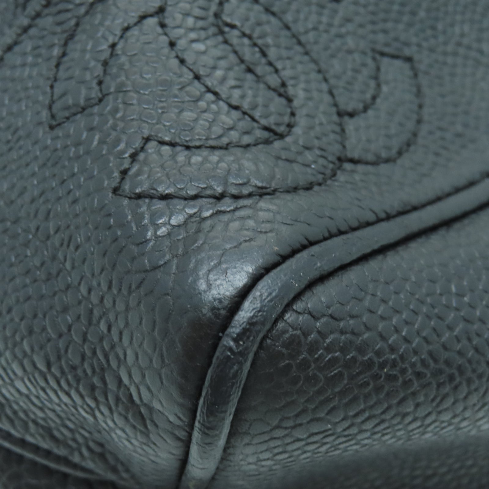 CHANEL Caviar皮革Vintage Backpack金扣鏈帶背包黑色