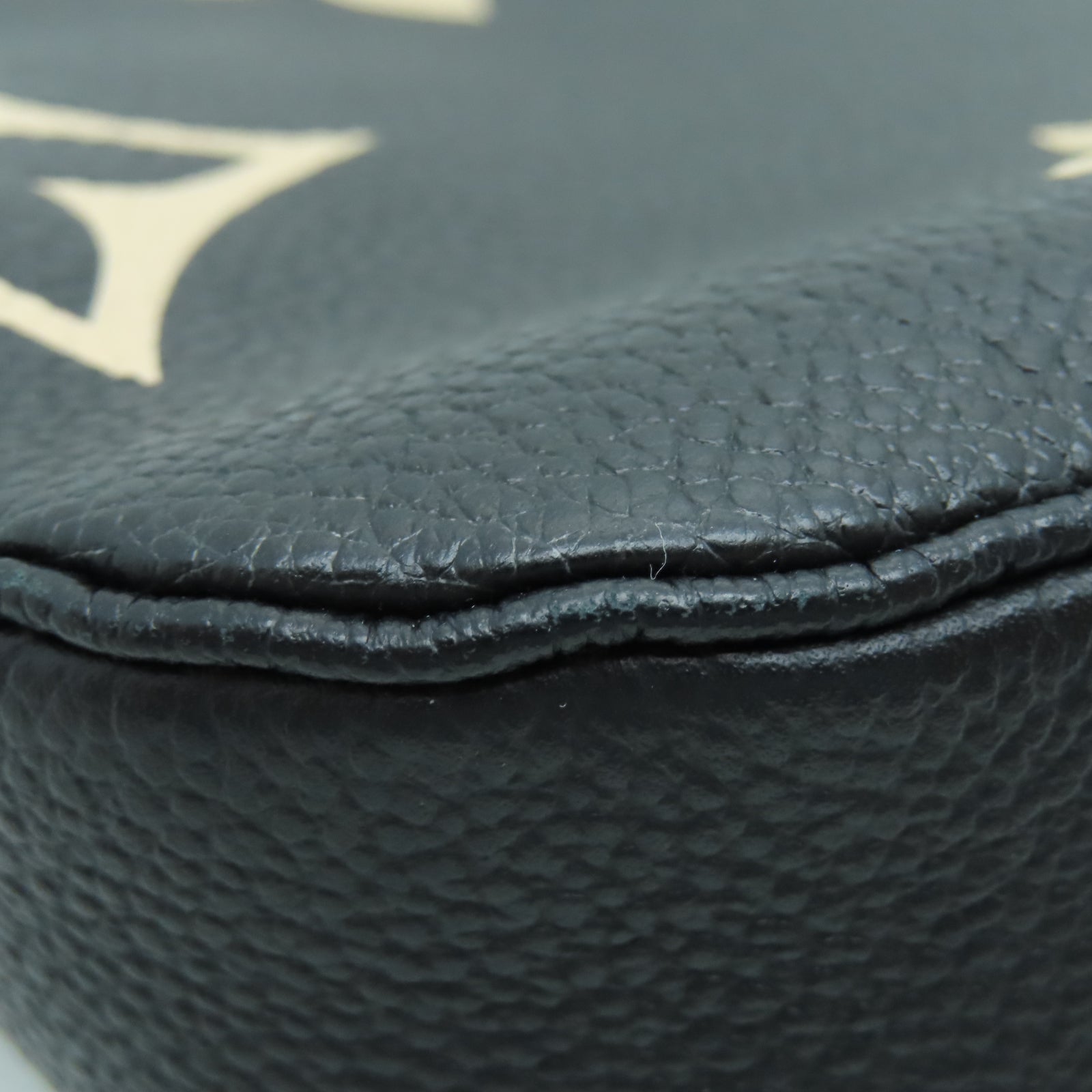 LOUIS VUITTON Mono Empreinte Multi Pochette Accessories金扣肩背袋黑色