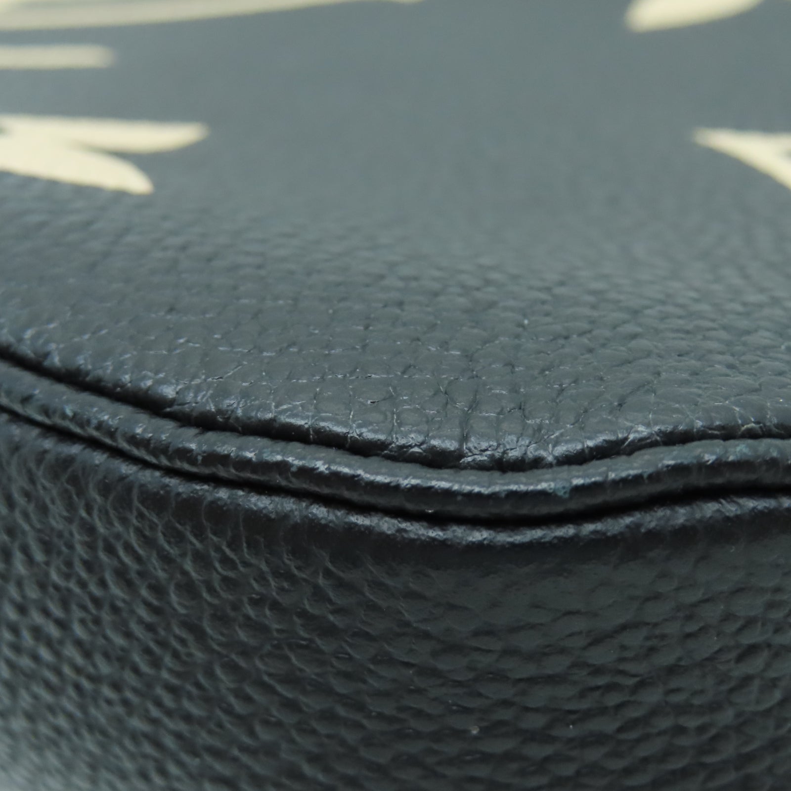 LOUIS VUITTON Mono Empreinte Multi Pochette Accessories金扣肩背袋黑色