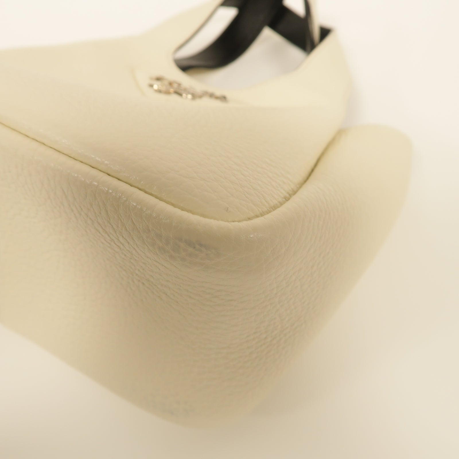 PRADA 牛皮皮革Handbag銀扣手挽袋白色