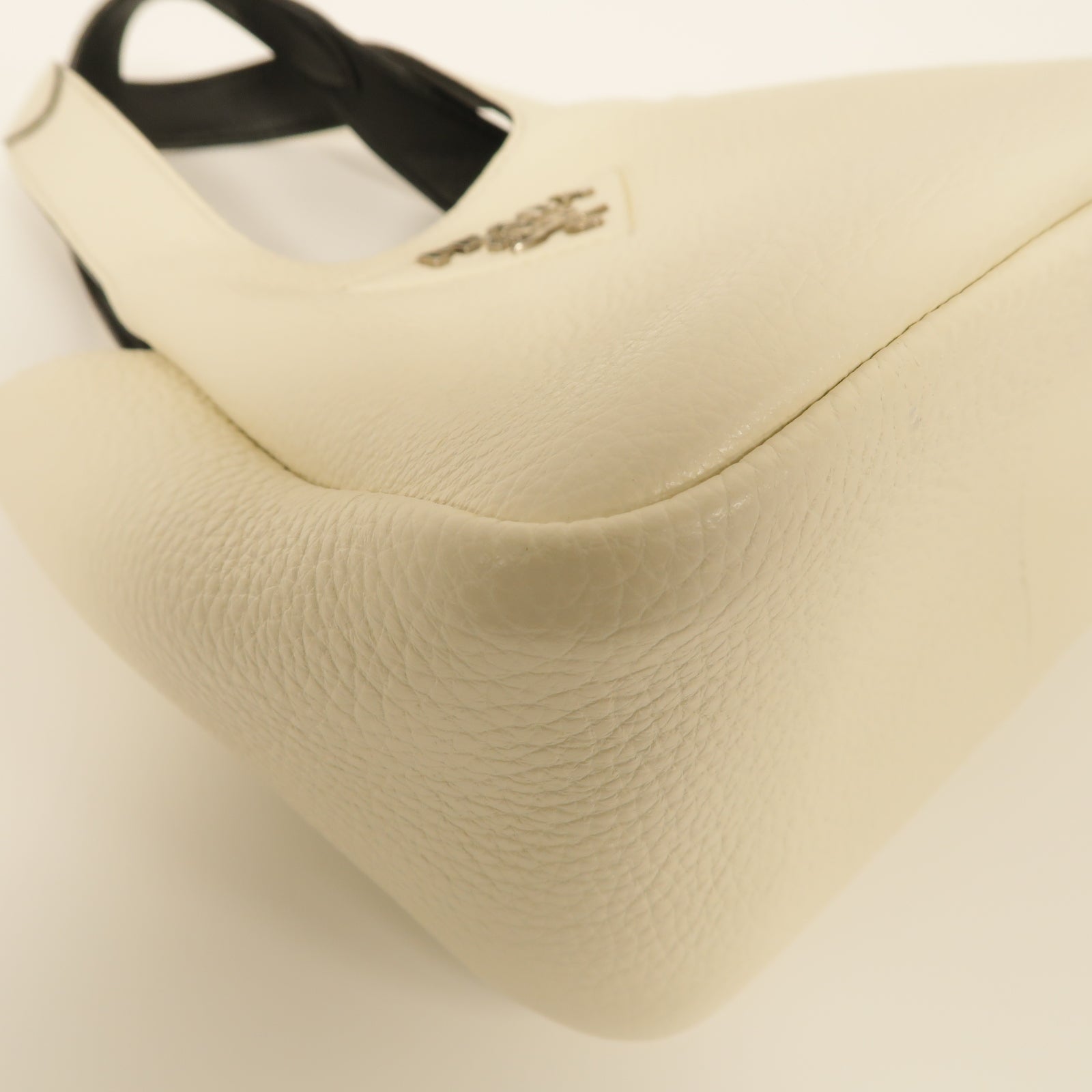 PRADA 牛皮皮革Handbag銀扣手挽袋白色