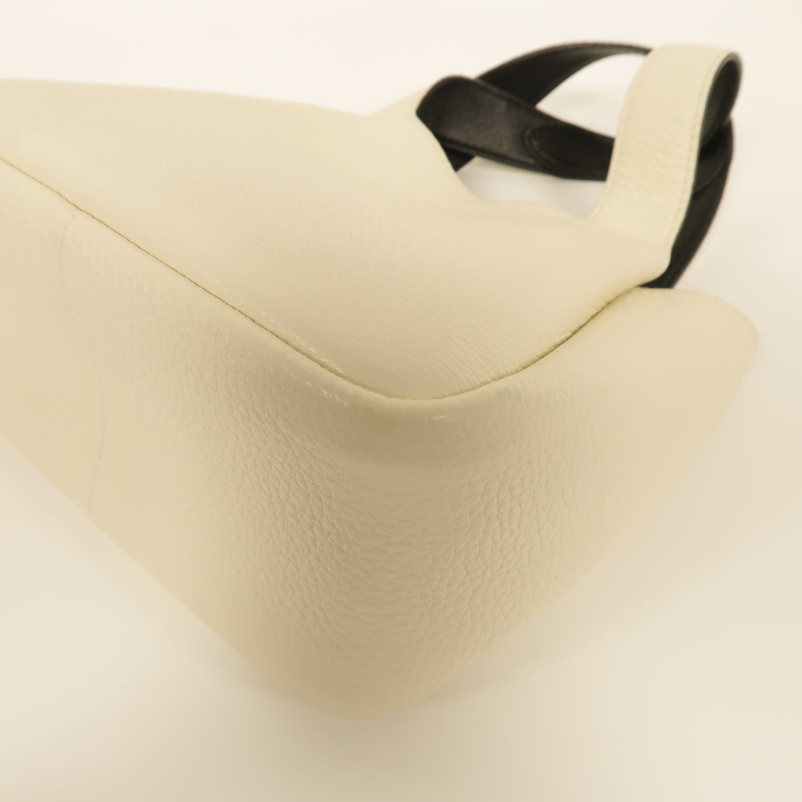 PRADA 牛皮皮革Handbag銀扣手挽袋白色