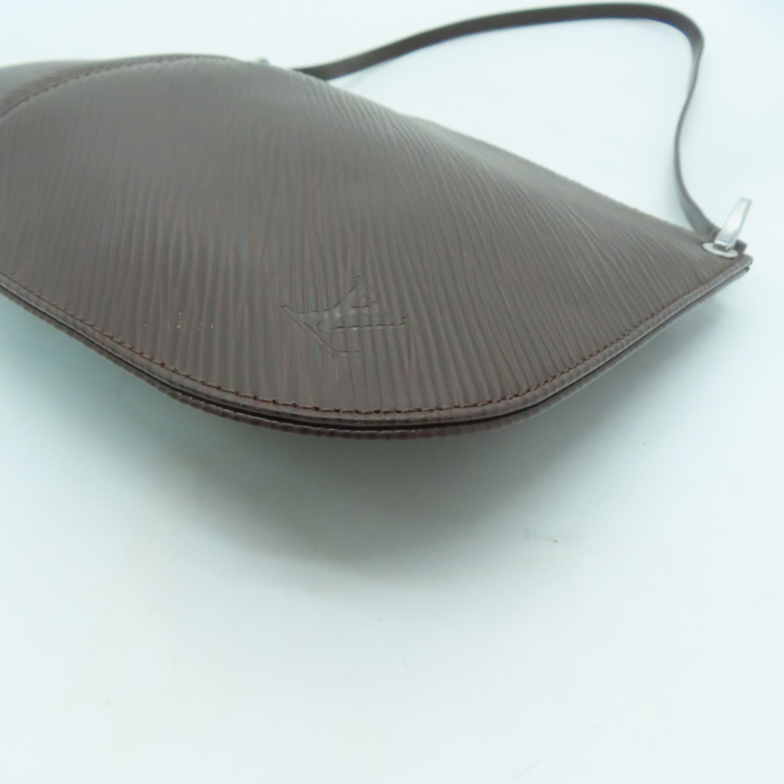 LOUIS VUITTON Epi Pochette Demi Lune銀扣手挽袋啡色