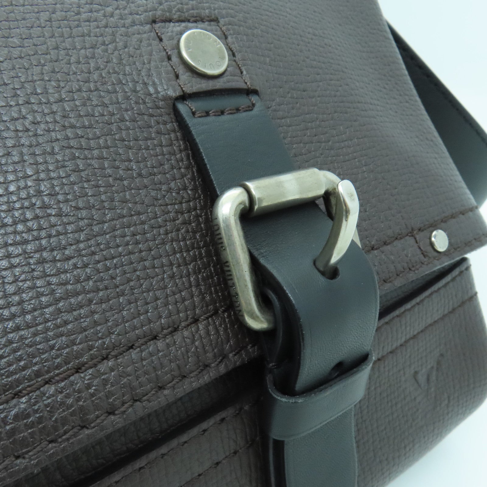 LOUIS VUITTON 牛皮皮革Canyon Messenger MM銀扣肩背袋啡色