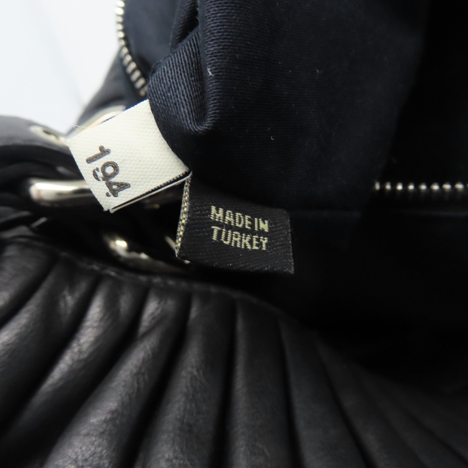 Miu Miu 牛皮皮革Tote Bag銀扣手挽袋黑色