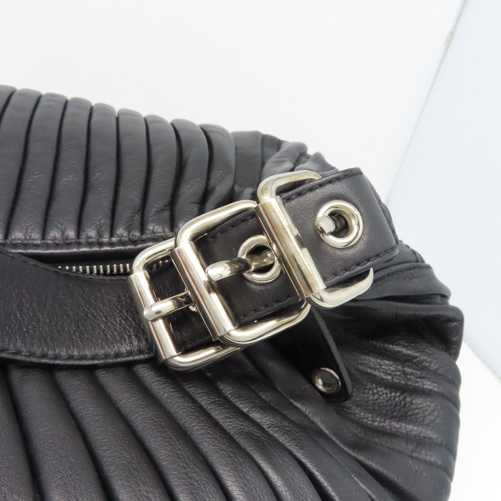 Miu Miu 牛皮皮革Tote Bag銀扣手挽袋黑色