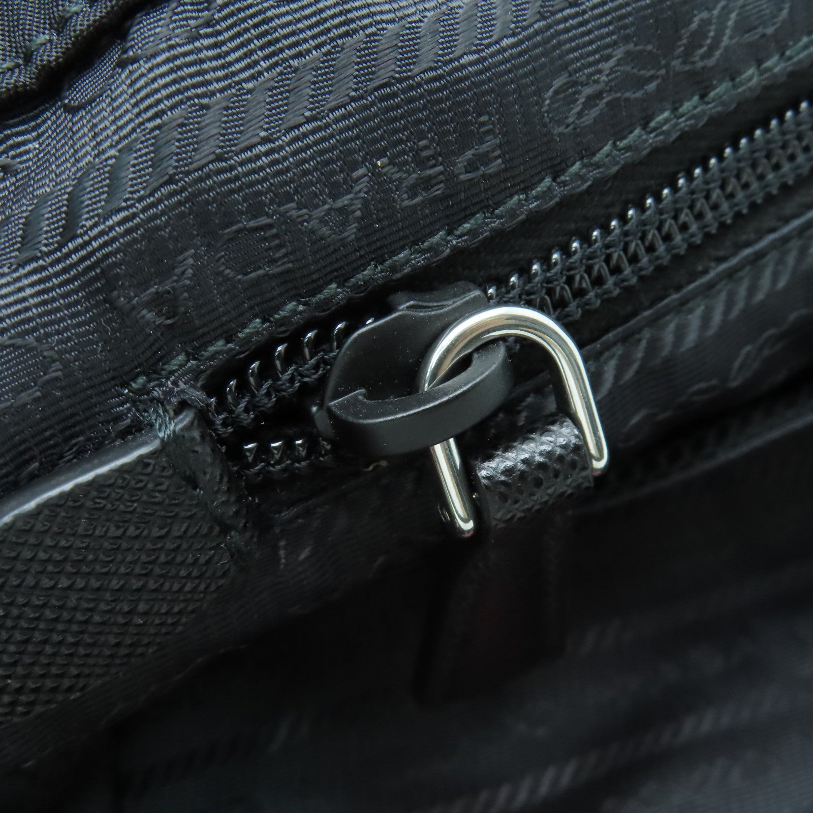 PRADA 尼龍Backpack銀扣背包黑色/多色