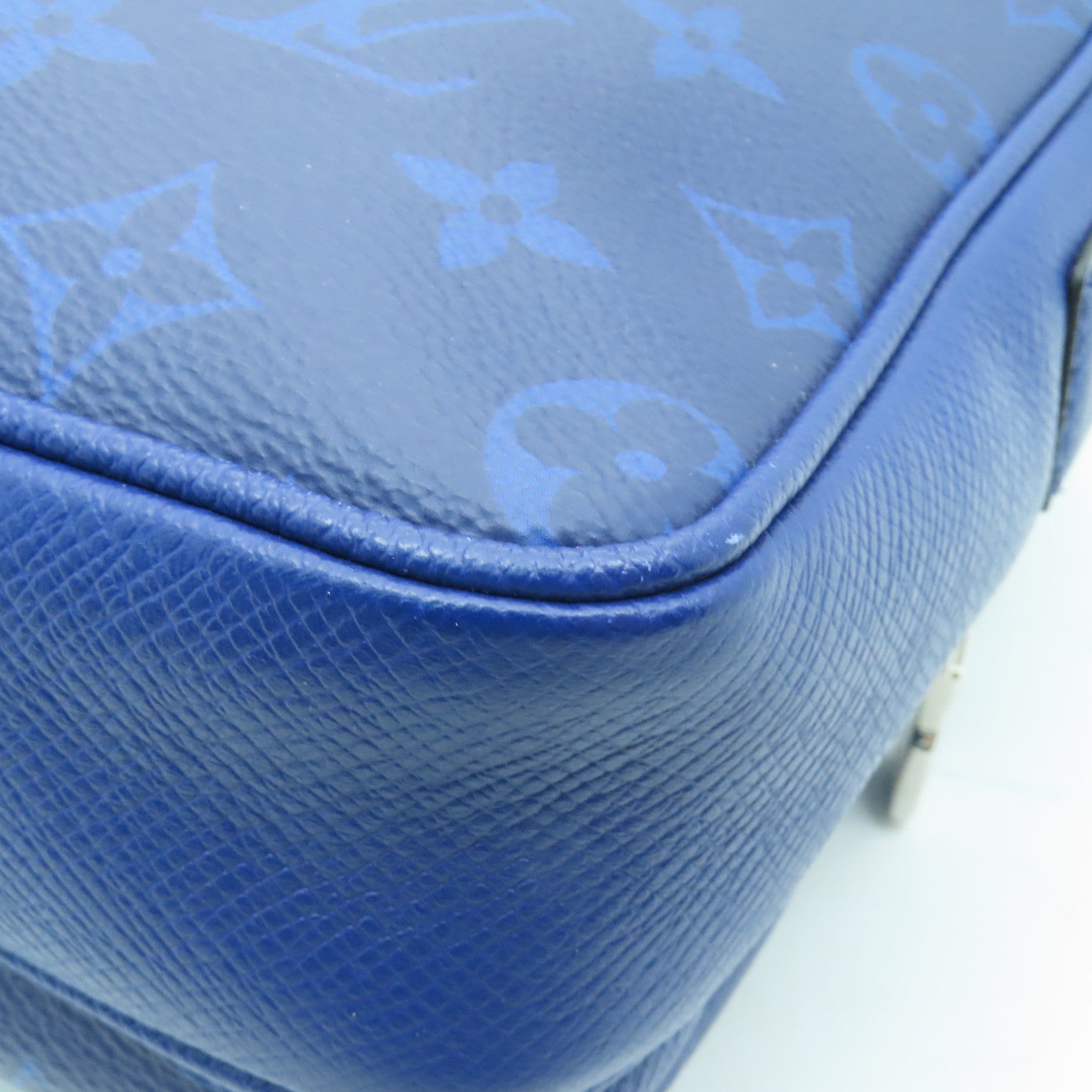 LOUIS VUITTON Taiga Lama Outdoor Messenger Bag銀扣肩背袋藍色
