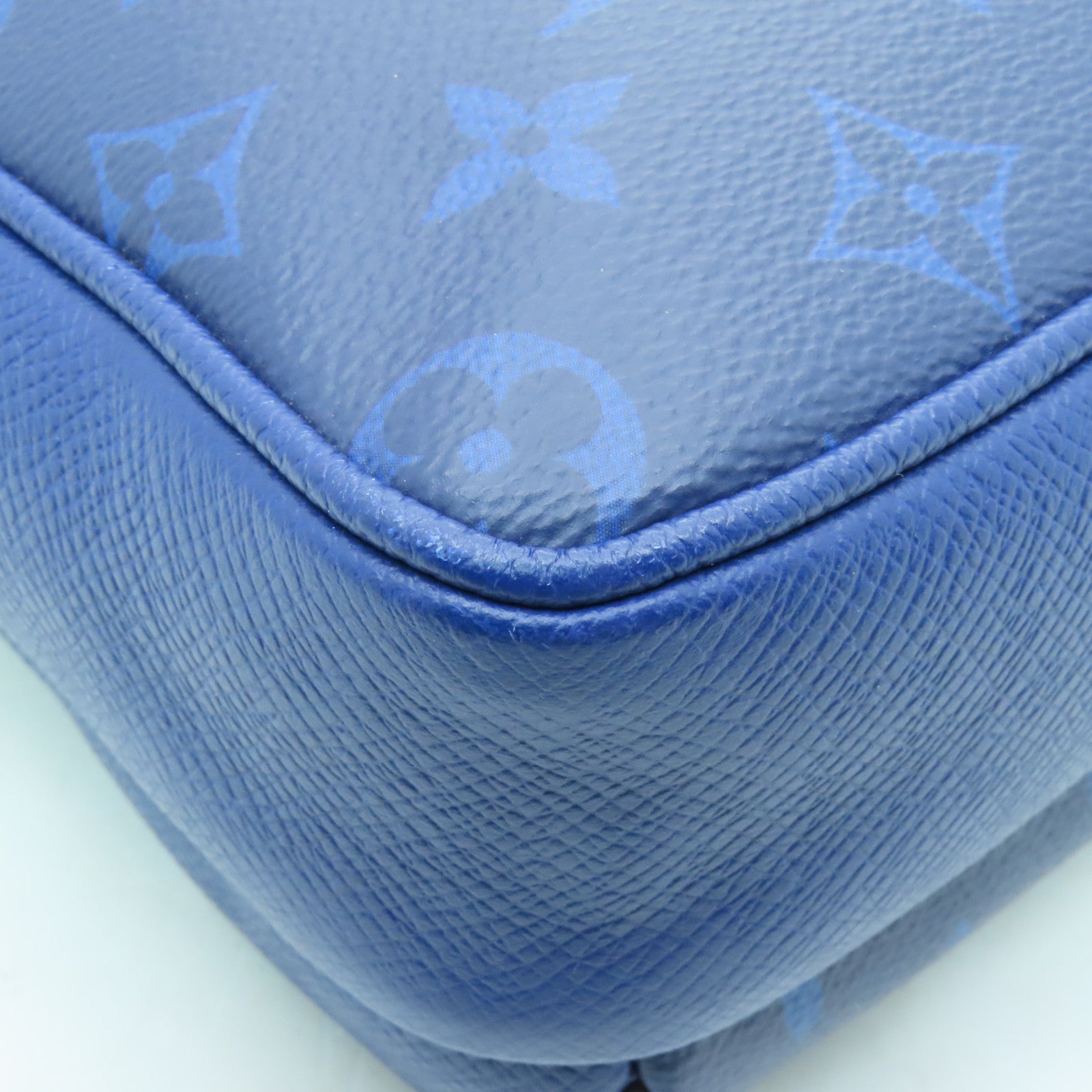 LOUIS VUITTON Taiga Lama Outdoor Messenger Bag銀扣肩背袋藍色