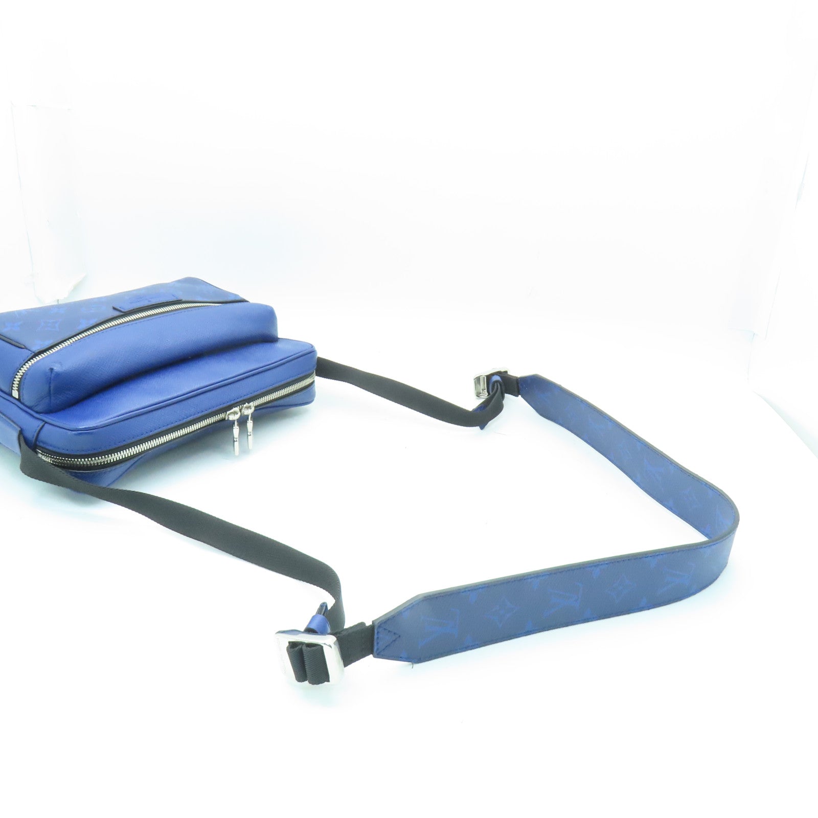 LOUIS VUITTON Taiga Lama Outdoor Messenger Bag銀扣肩背袋藍色