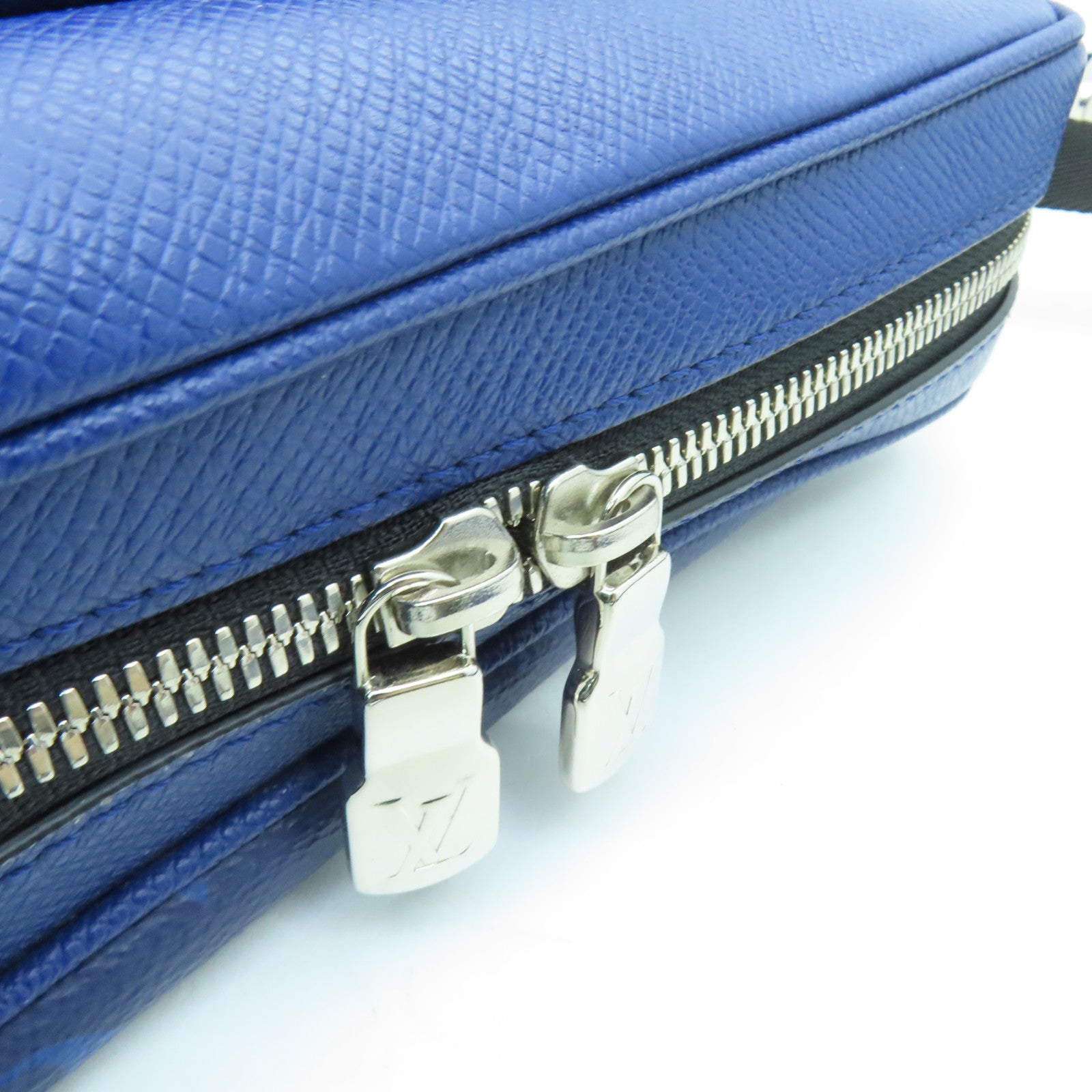 LOUIS VUITTON Taiga Lama Outdoor Messenger Bag銀扣肩背袋藍色