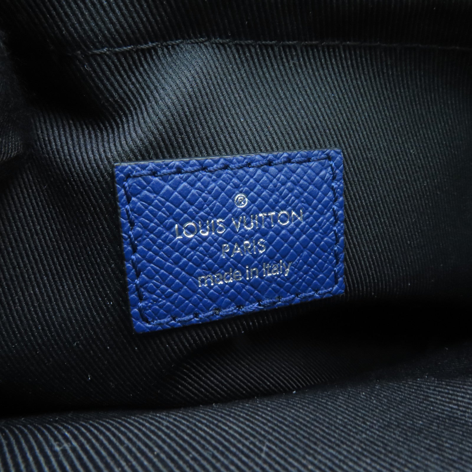 LOUIS VUITTON Taiga Lama Outdoor Messenger Bag銀扣肩背袋藍色