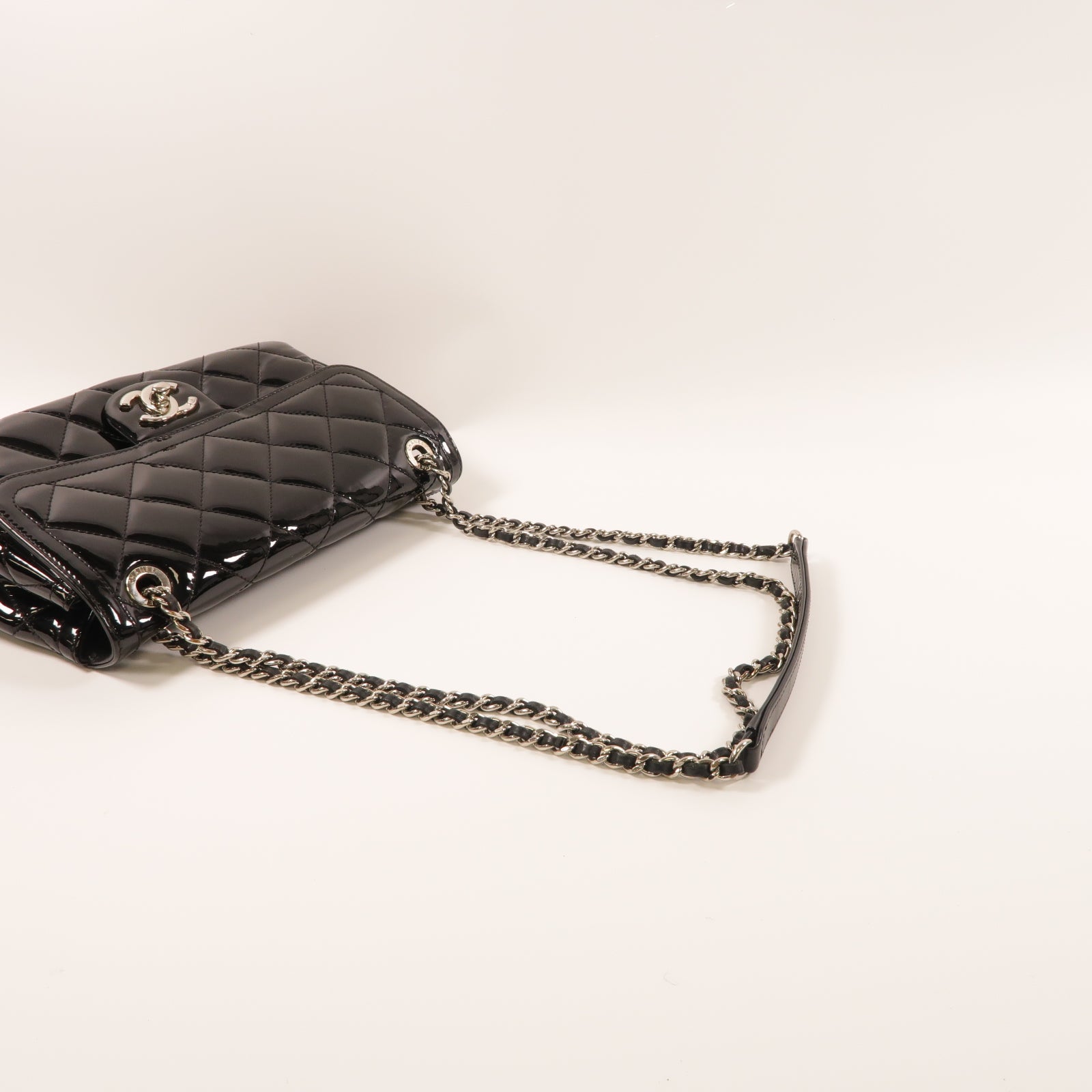 CHANEL 菱格漆皮皮革Chain Shoulder銀扣鏈帶肩背袋黑色