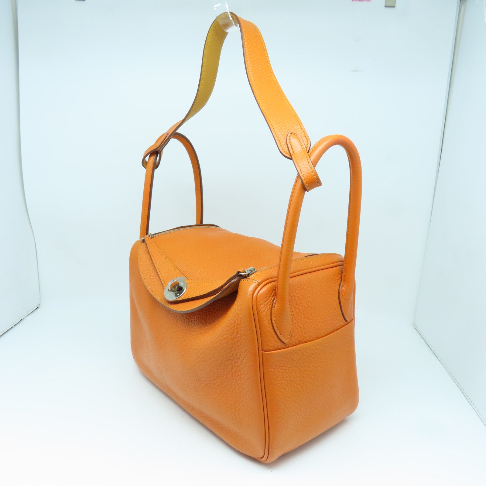 HERMES Taurillon Clemence皮革Lindy 26银扣手挽肩背两用袋橙色