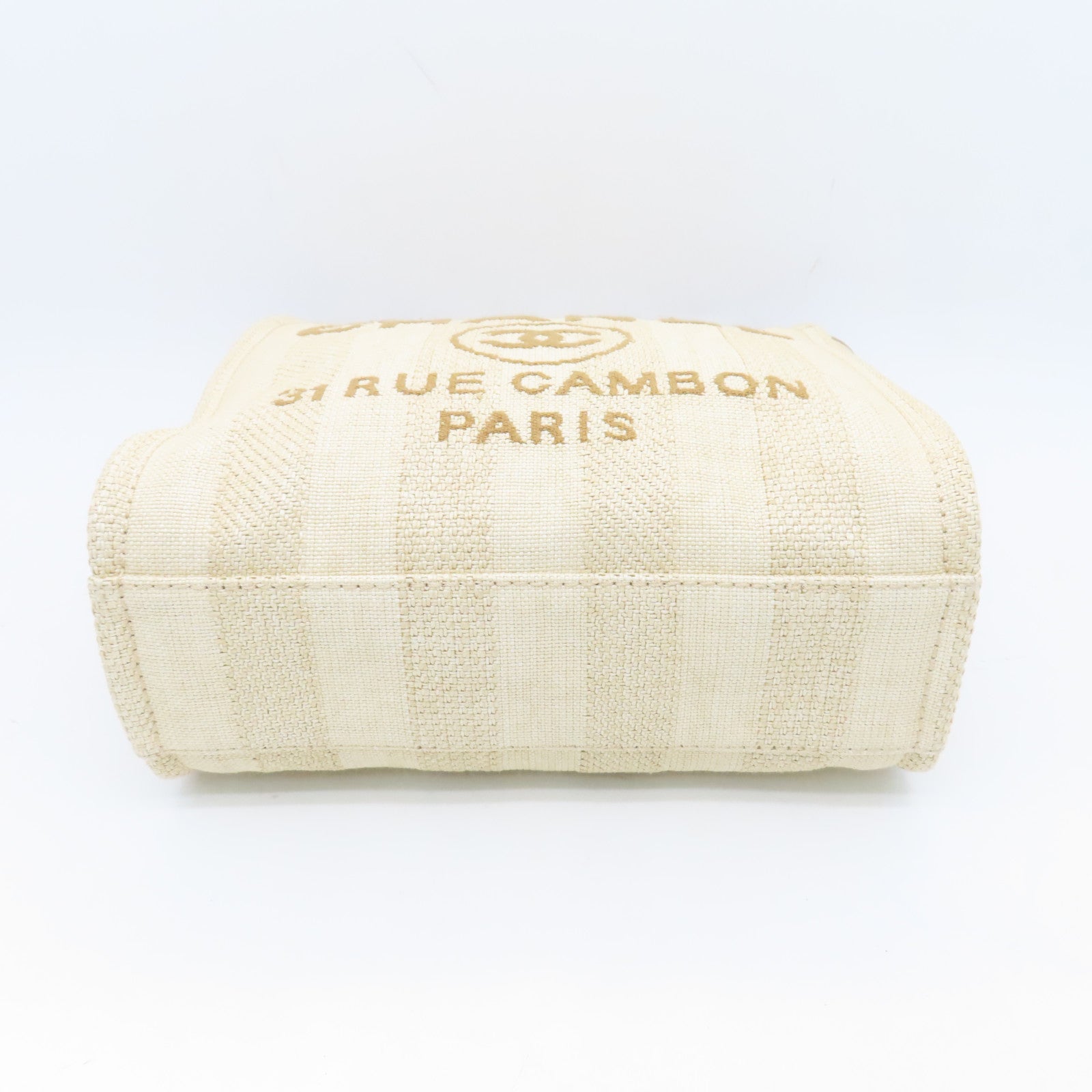 CHANEL 帆布Deauville PM金扣肩背袋米色