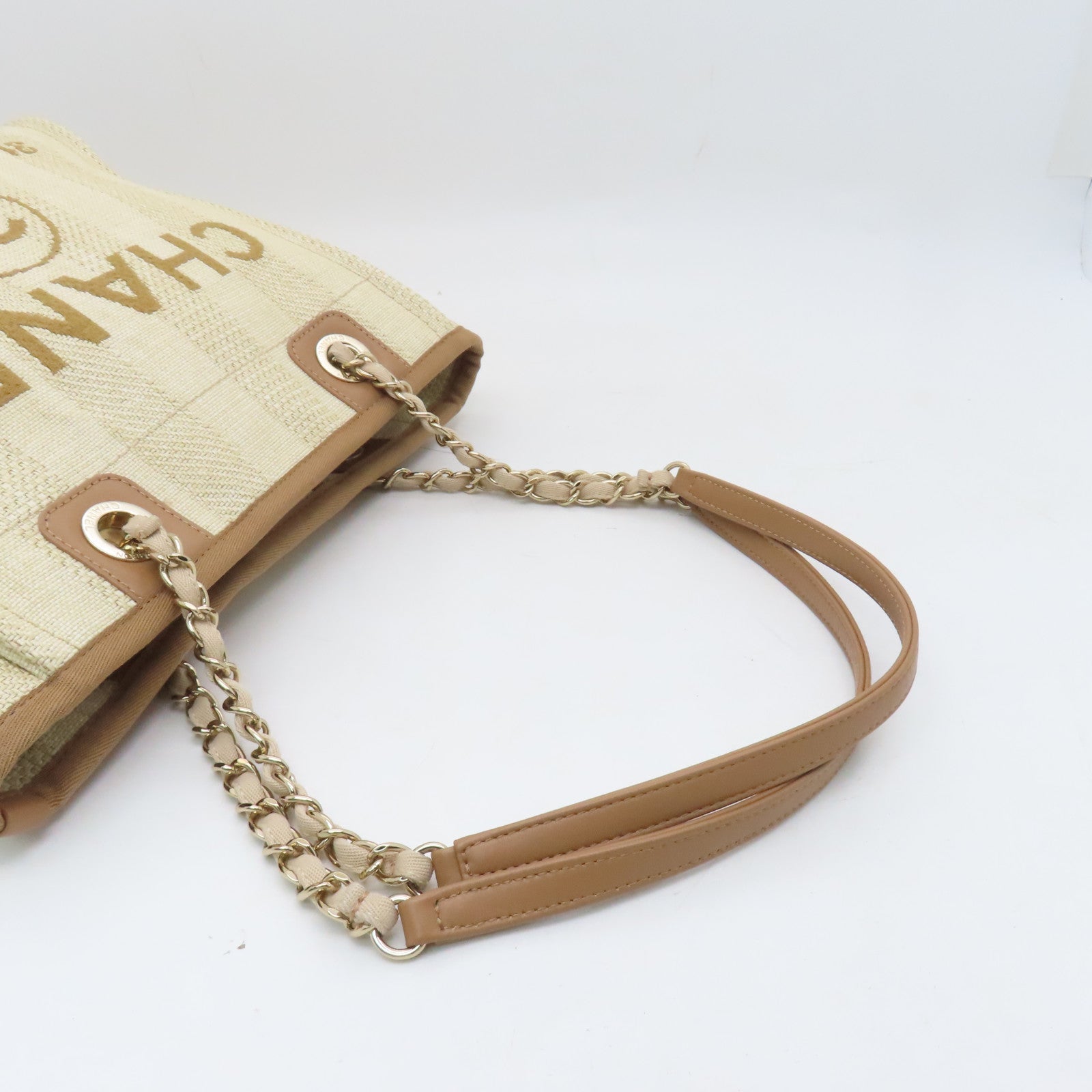 CHANEL 帆布Deauville PM金扣肩背袋米色