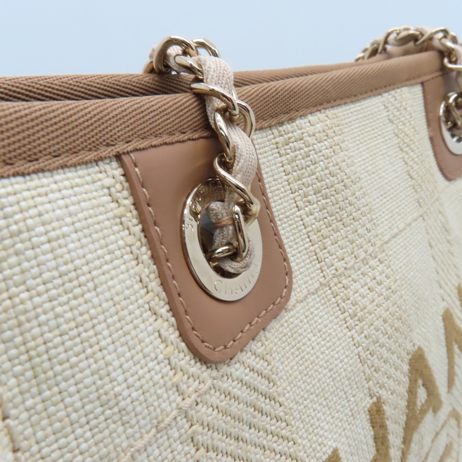 CHANEL 帆布Deauville PM金扣肩背袋米色