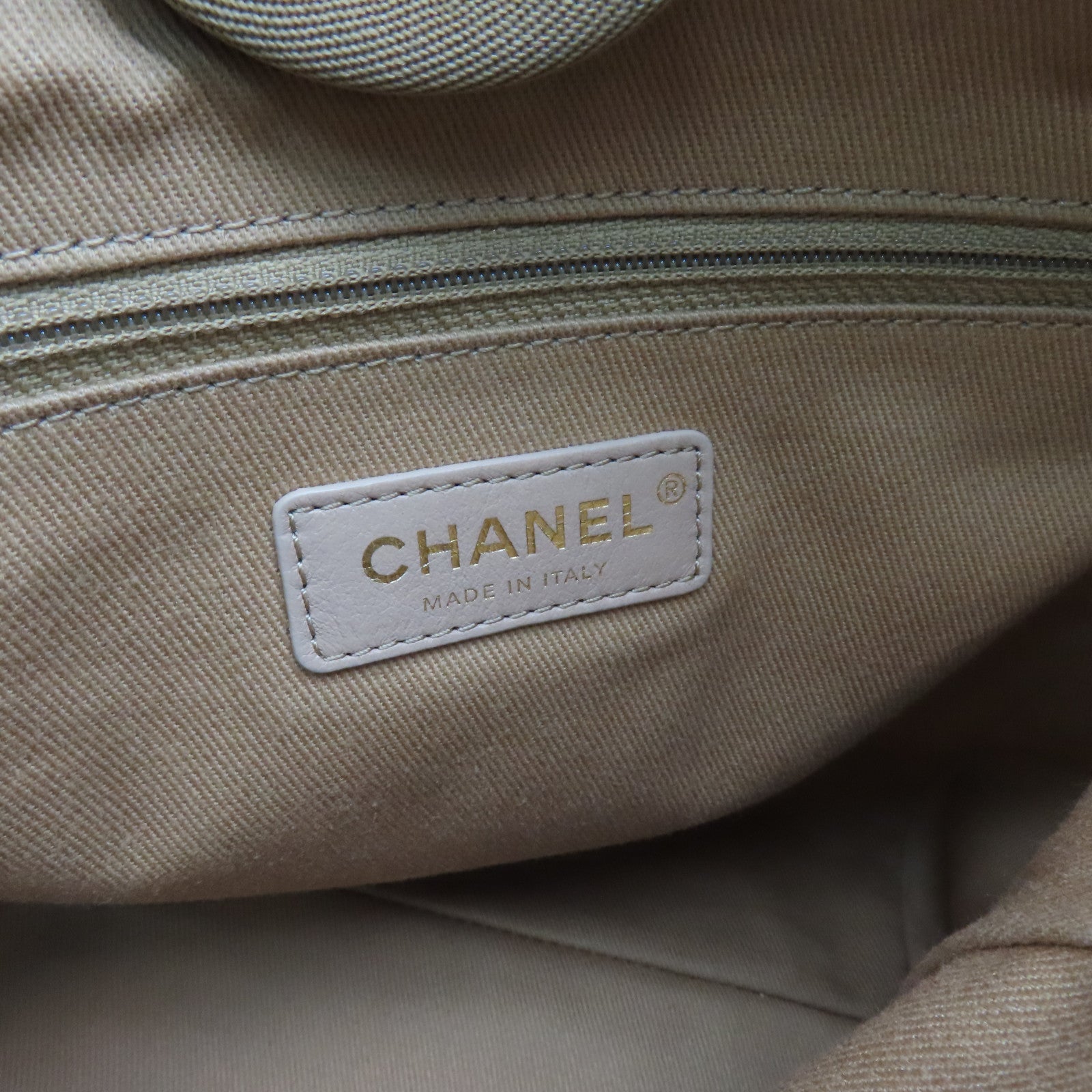CHANEL 帆布Deauville PM金扣肩背袋米色