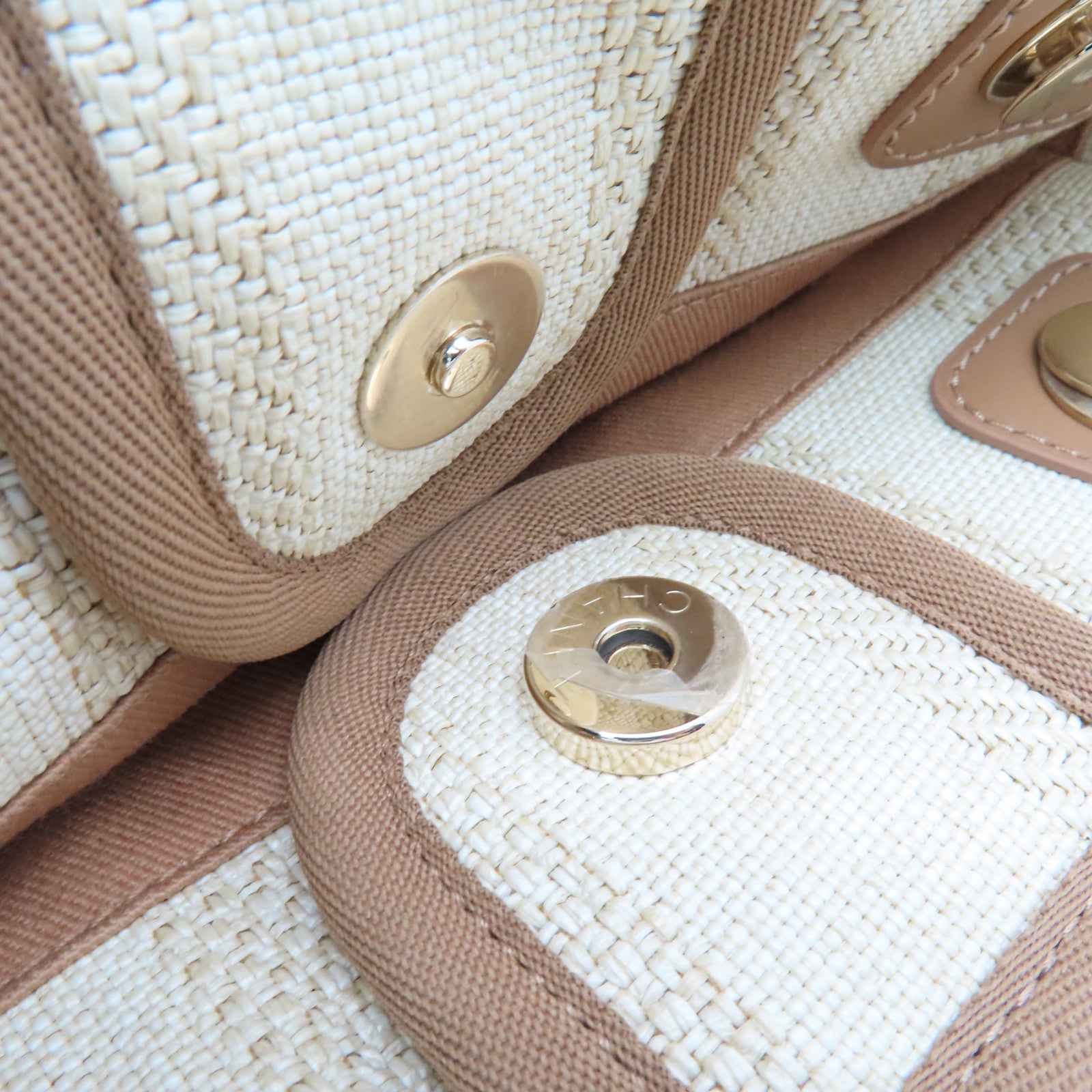 CHANEL 帆布Deauville PM金扣肩背袋米色