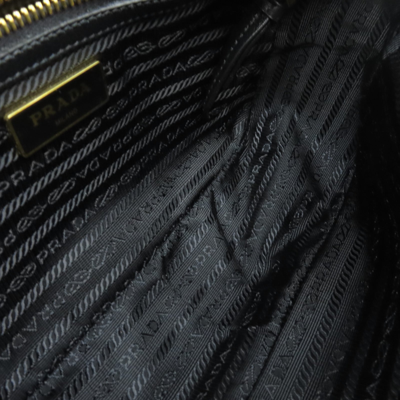 PRADA 牛皮皮革Shoulder Bag金扣肩背袋黑色
