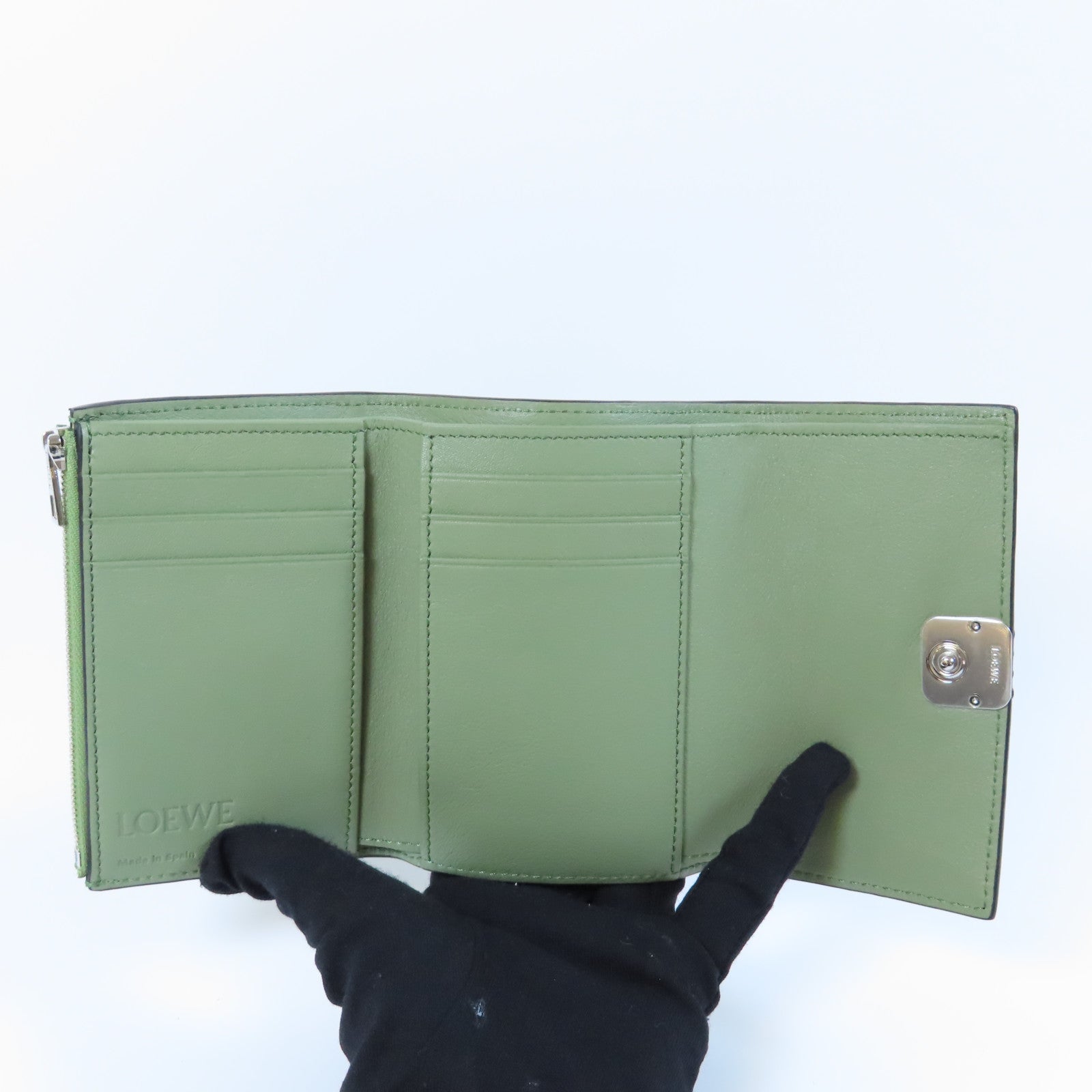 LOEWE 牛皮皮革Wallet銀扣錢包淺綠色