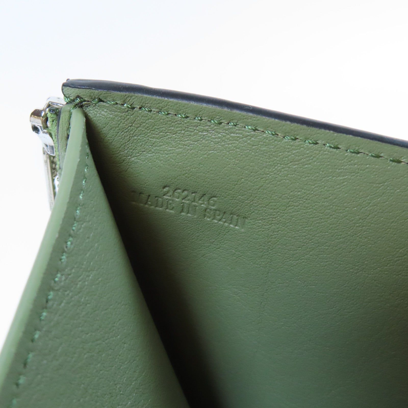 LOEWE 牛皮皮革Wallet銀扣錢包淺綠色