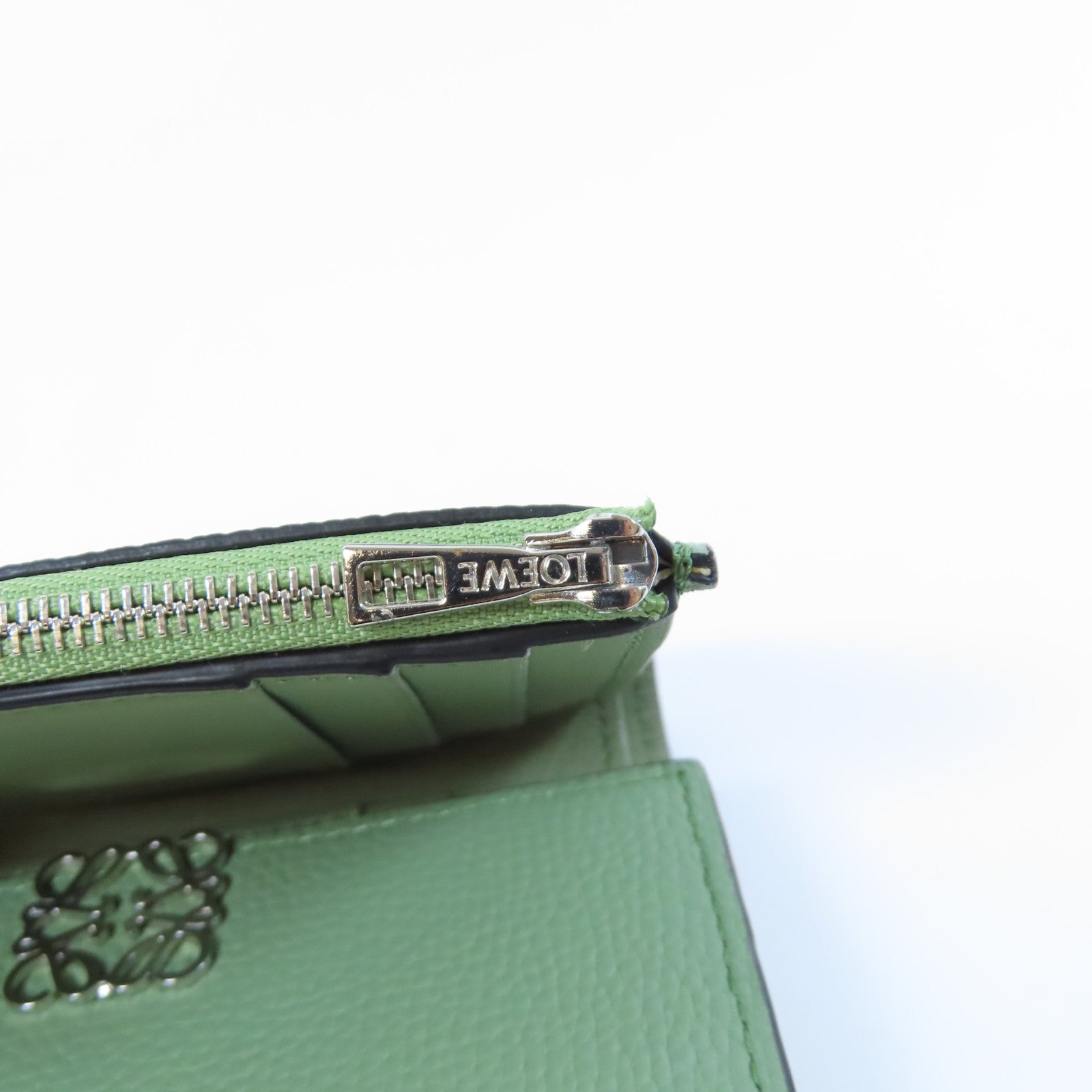 LOEWE 牛皮皮革Wallet銀扣錢包淺綠色
