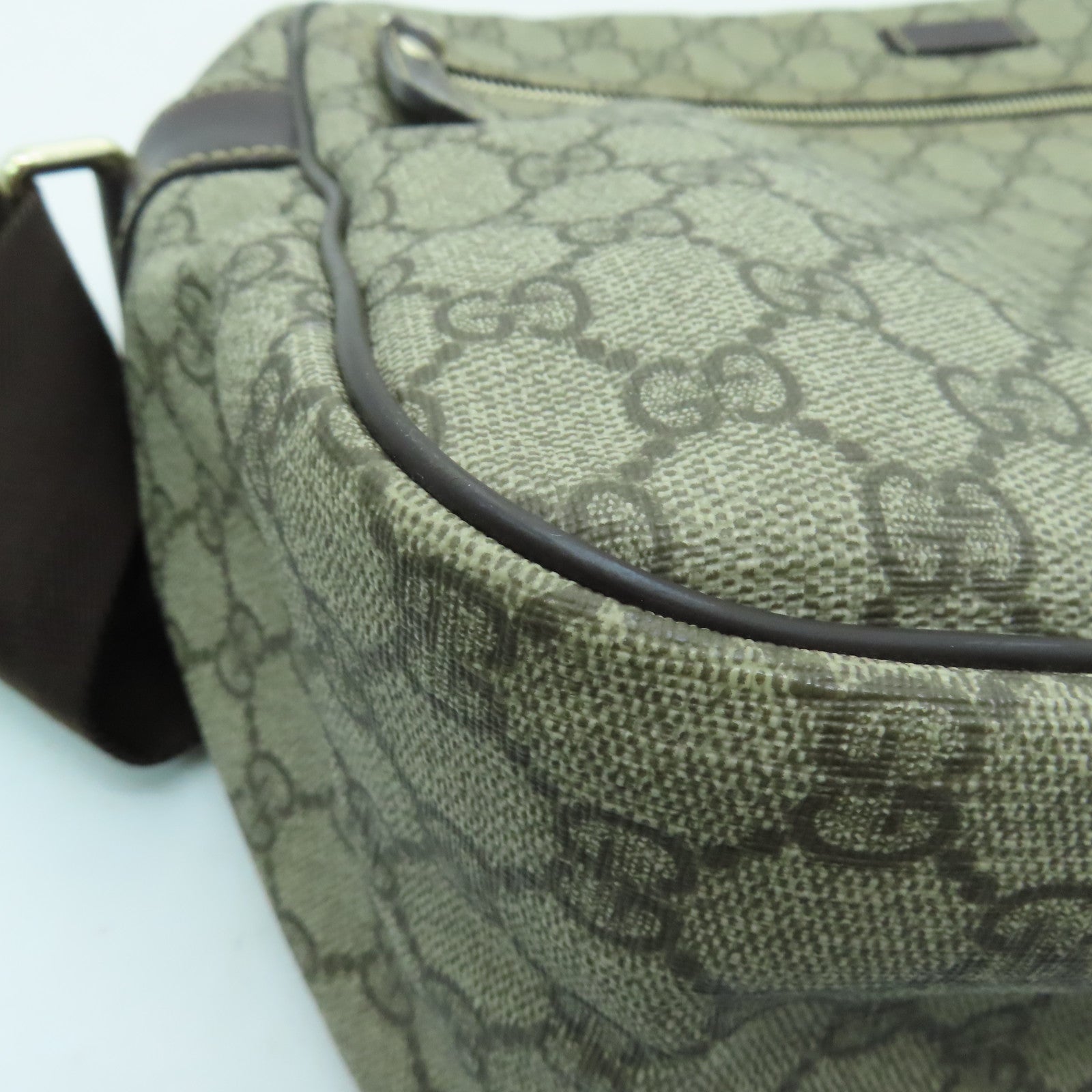 GUCCI coated canvas Shoulder Bag gold buckle shoulder bag brown