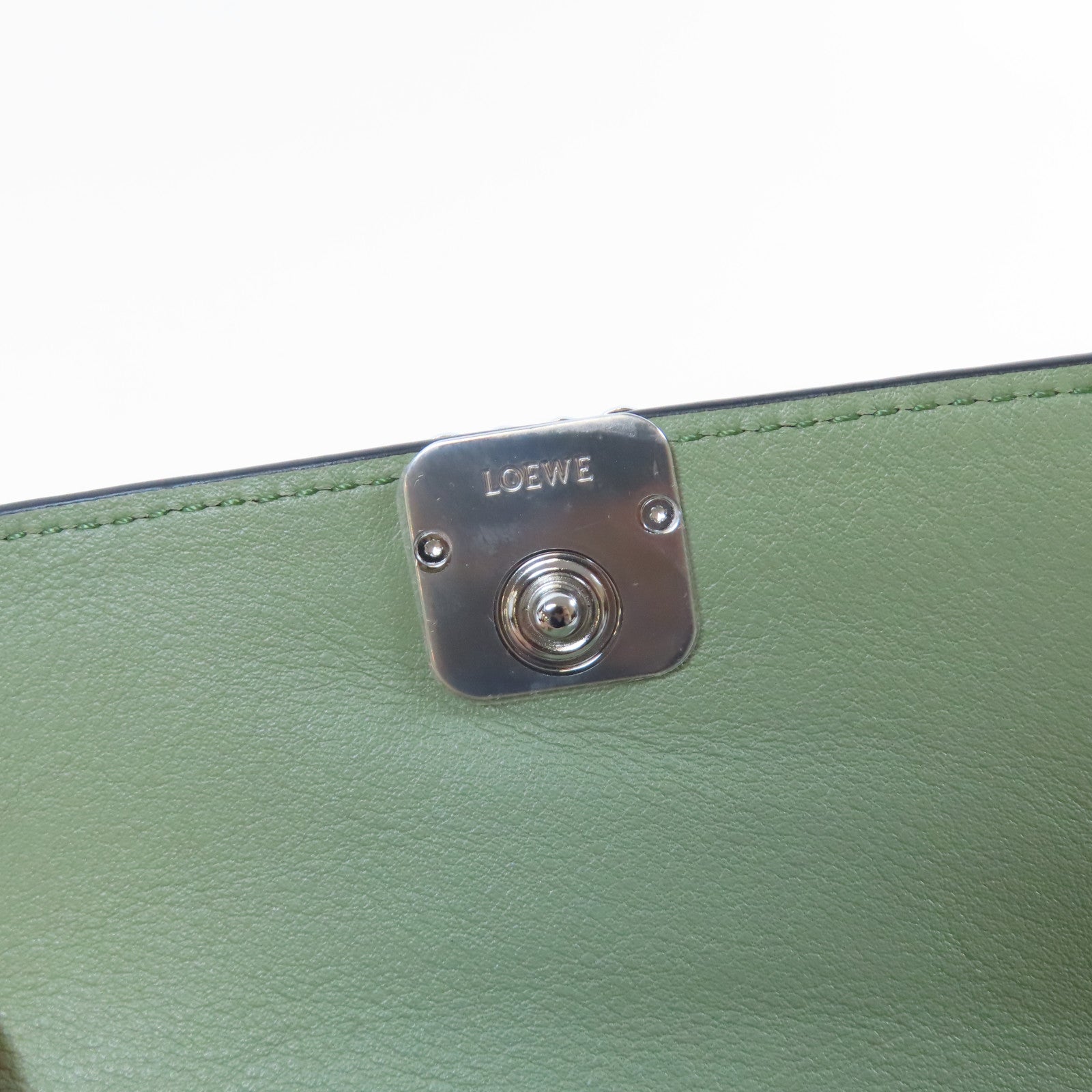 LOEWE 牛皮皮革Wallet銀扣錢包淺綠色