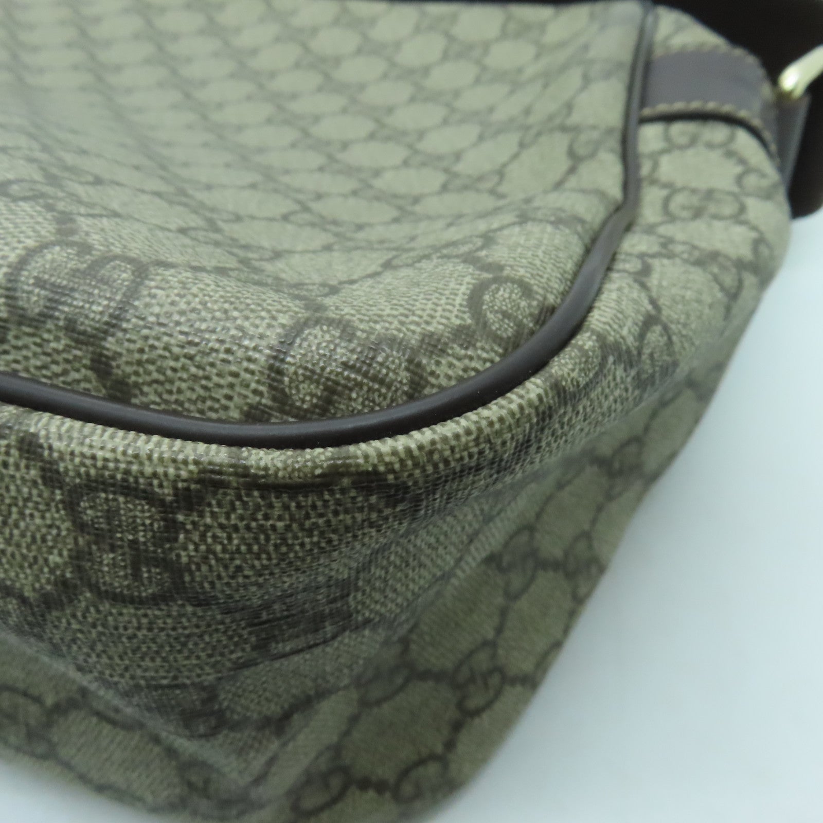 GUCCI coated canvas Shoulder Bag gold buckle shoulder bag brown