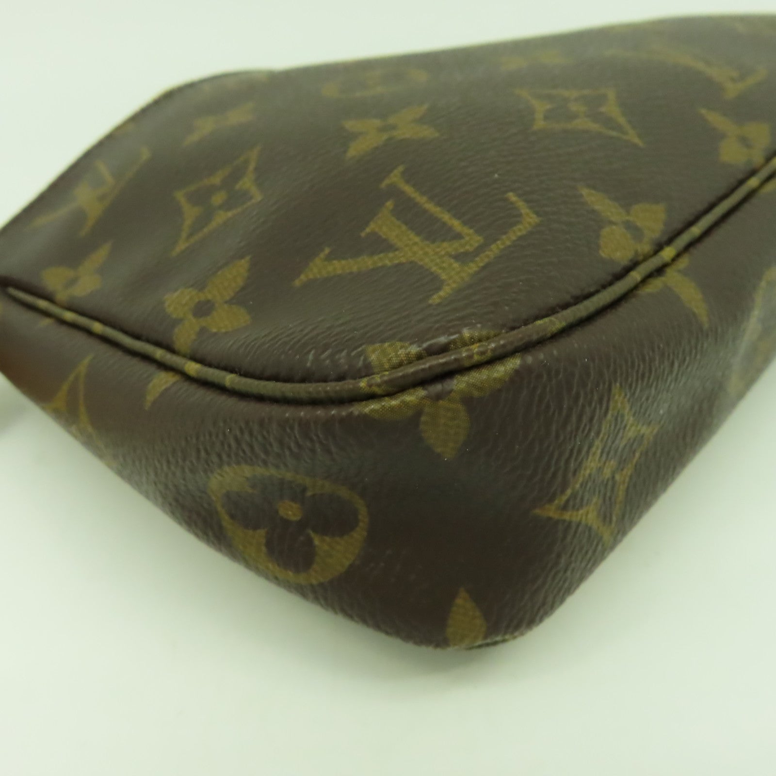 LOUIS VUITTON Monogram Pochette Accessories金扣肩背袋啡色