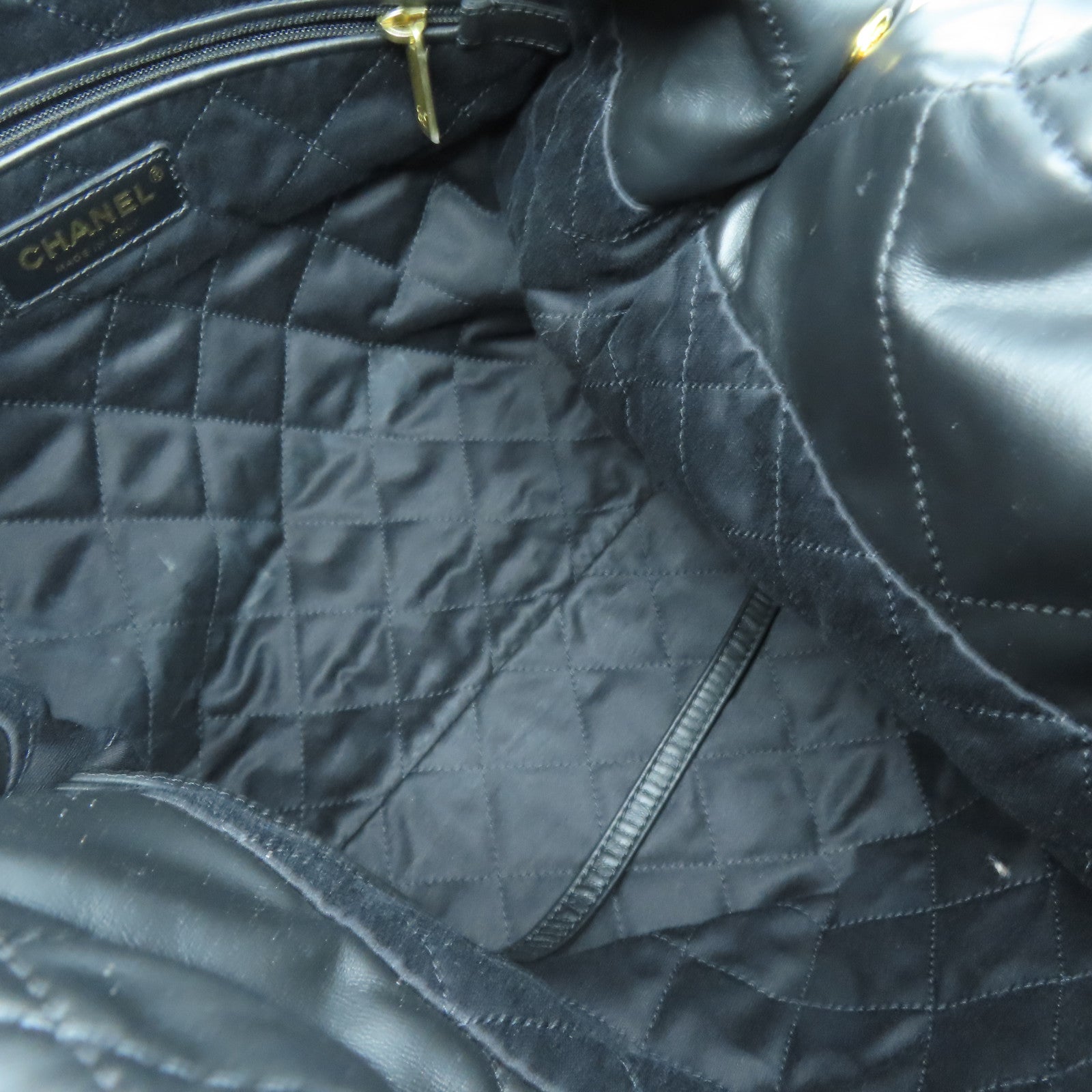 CHANEL 菱格羊皮皮革Chanel 22 Medium金扣鏈帶手挽袋黑色