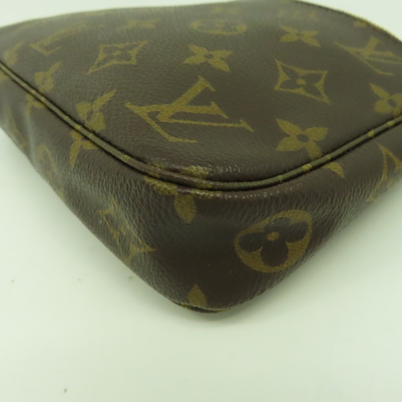 LOUIS VUITTON Monogram Pochette Accessories金扣肩背袋啡色