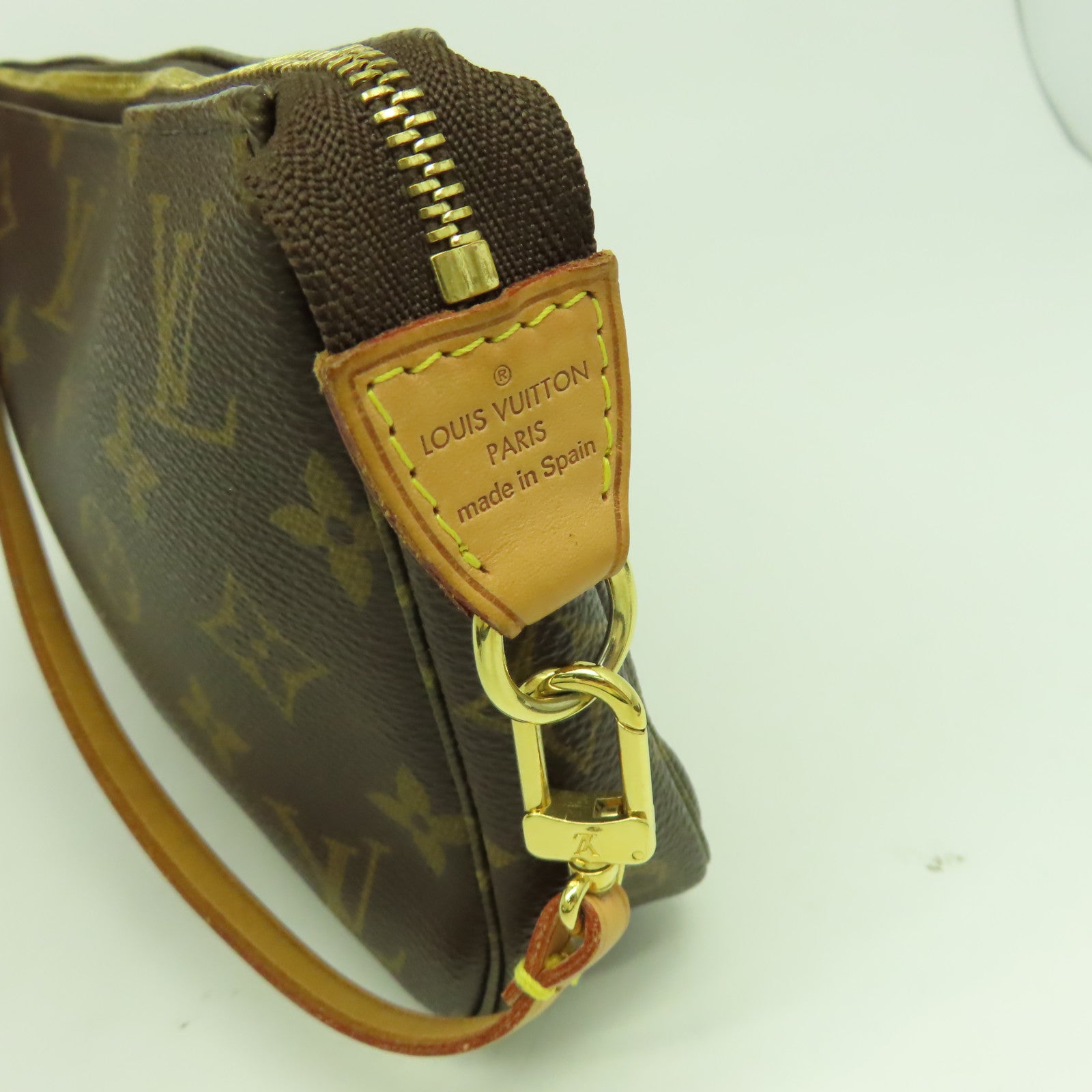 LOUIS VUITTON Monogram Pochette Accessories金扣肩背袋啡色