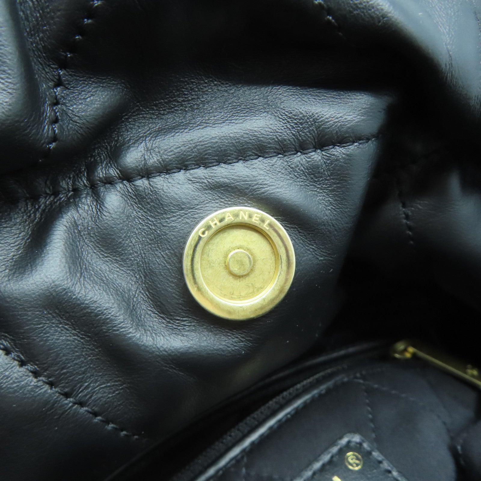 CHANEL 菱格羊皮皮革Chanel 22 Medium金扣鏈帶手挽袋黑色