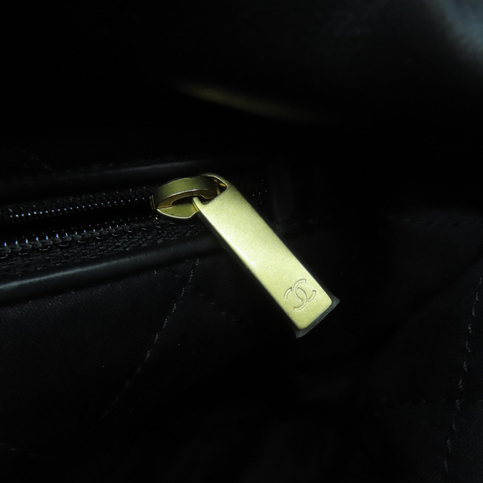 CHANEL 菱格羊皮皮革Chanel 22 Medium金扣鏈帶手挽袋黑色