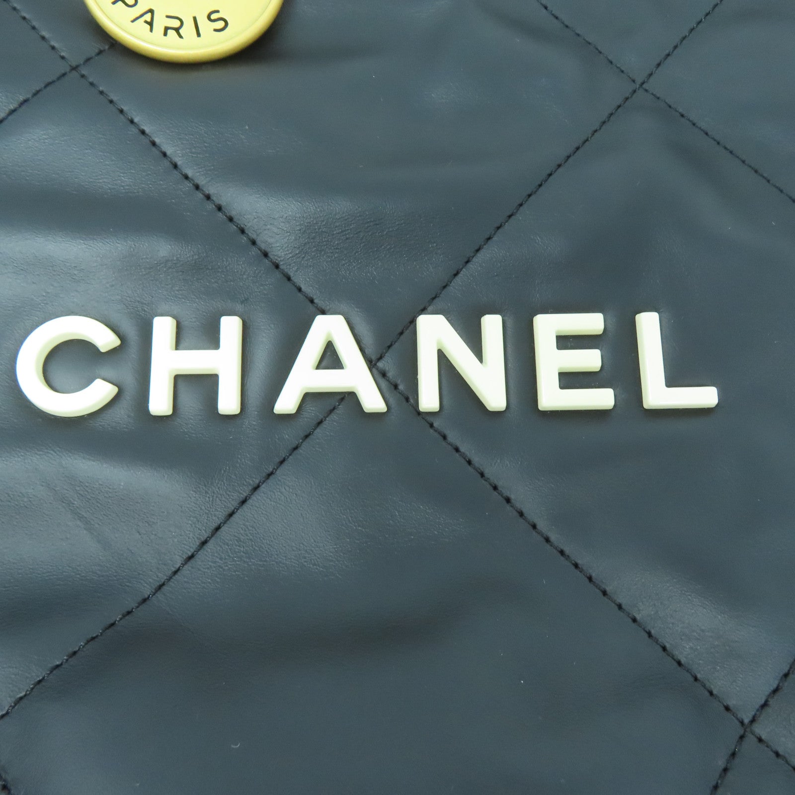 CHANEL 菱格羊皮皮革Chanel 22 Medium金扣鏈帶手挽袋黑色