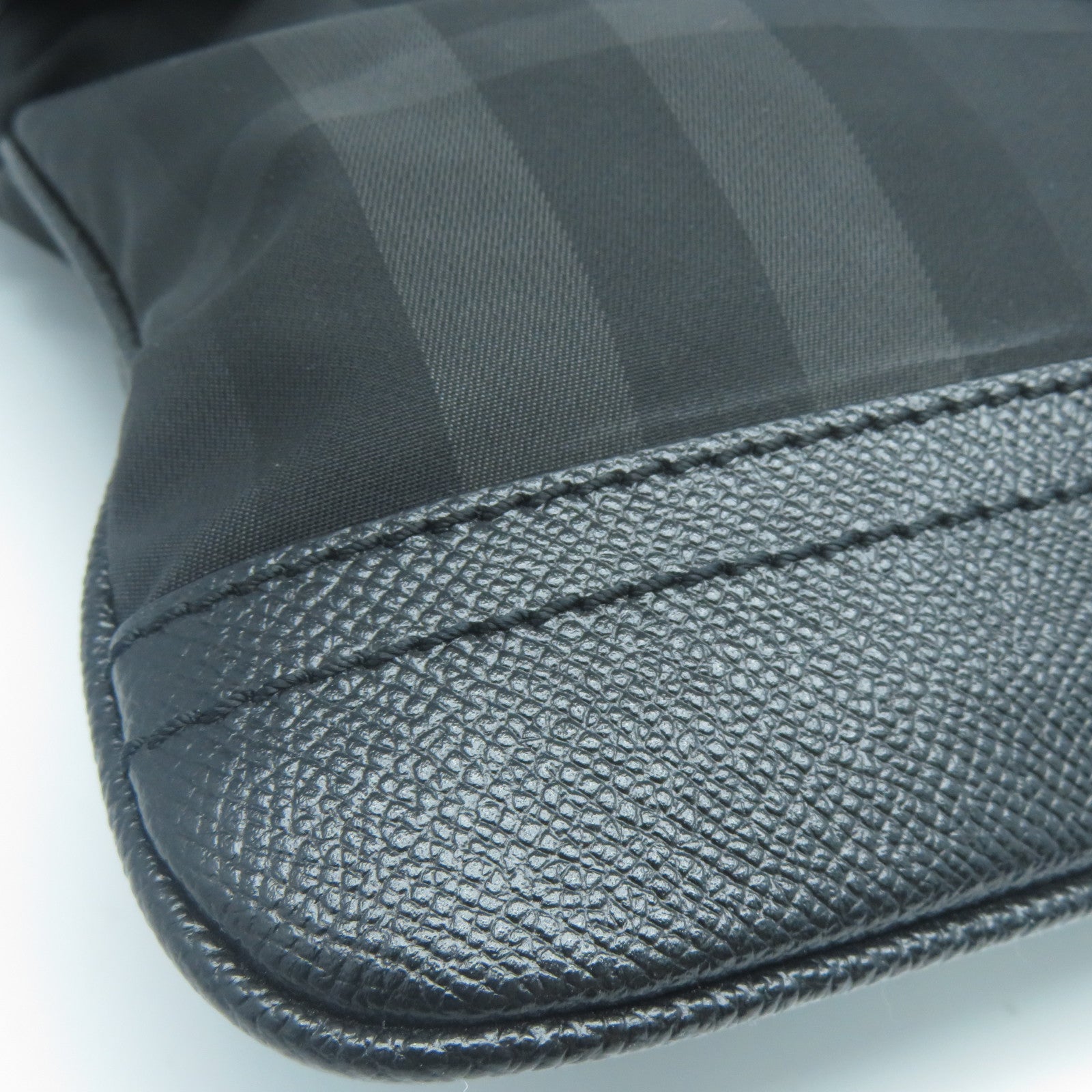 BURBERRY 尼龍Shoulder Bag黑扣肩背袋黑色