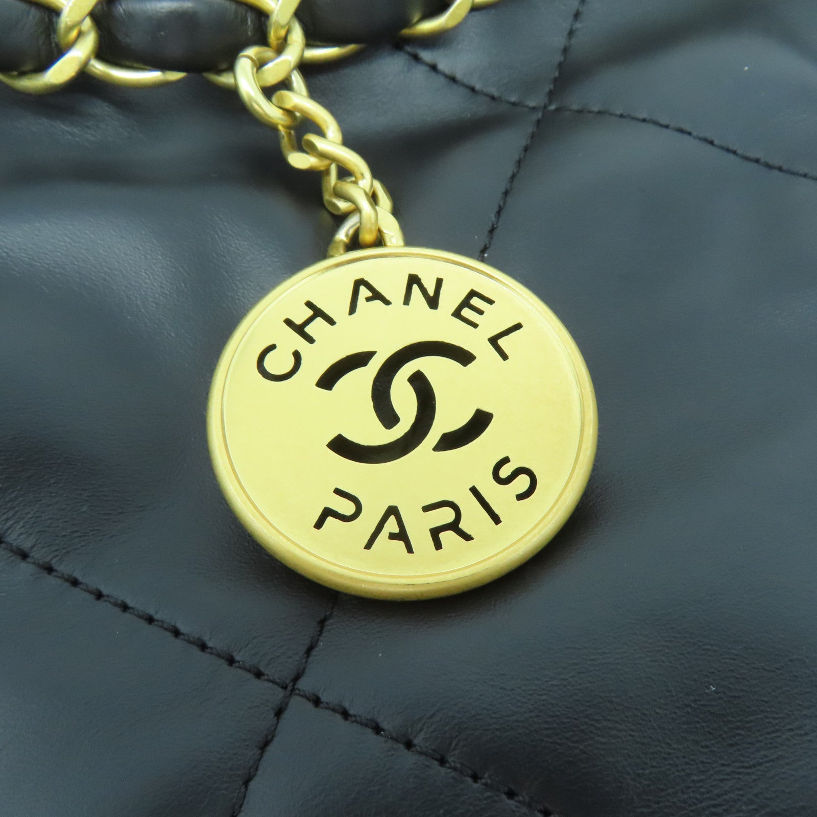 CHANEL 菱格羊皮皮革Chanel 22 Medium金扣鏈帶手挽袋黑色