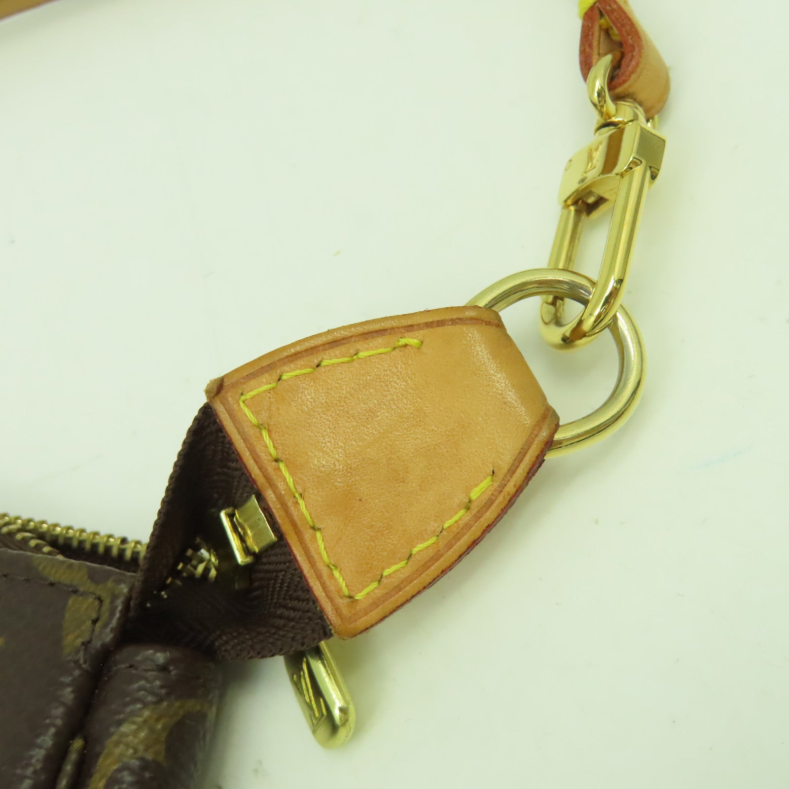 LOUIS VUITTON Monogram Pochette Accessories金扣肩背袋啡色